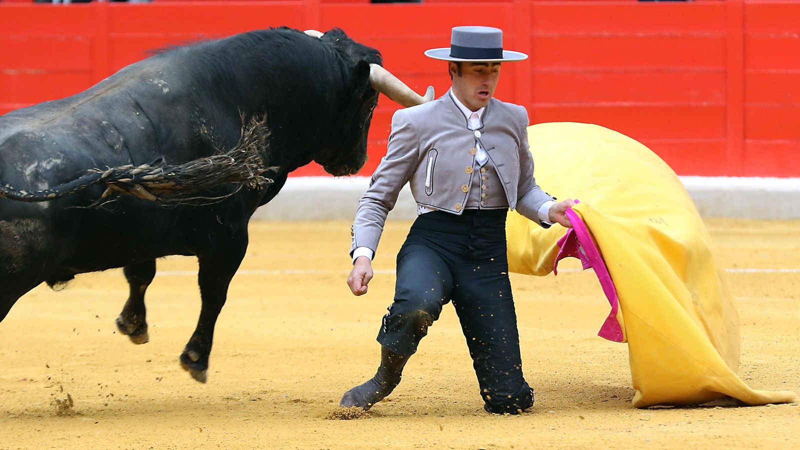 El Fandi, tras uno de los pases