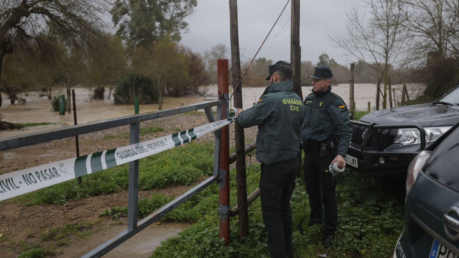 Guardias civiles precintan el acceso al Guadiamar en la urbanización Los Ranchos, en Sanlúcar la Mayor.