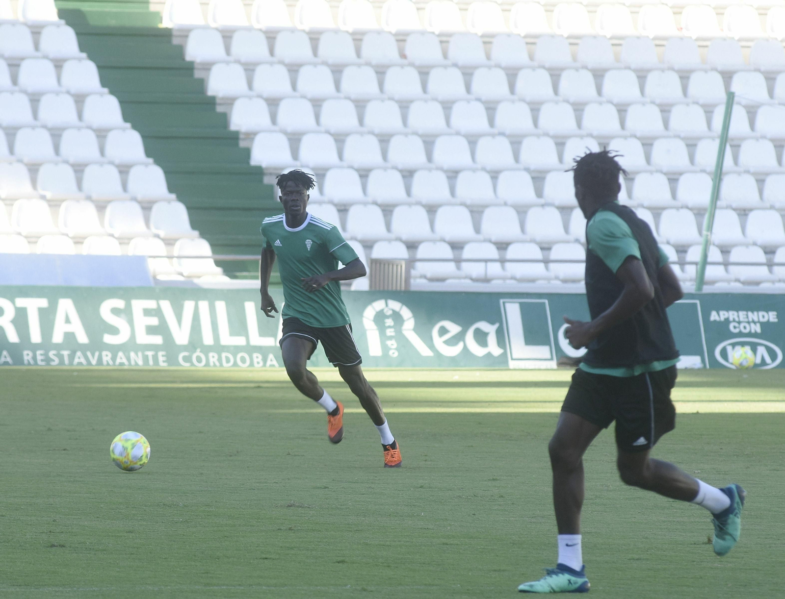 Mohamed Djetei conduce el balón durante un entrenamiento en El Arcángel.