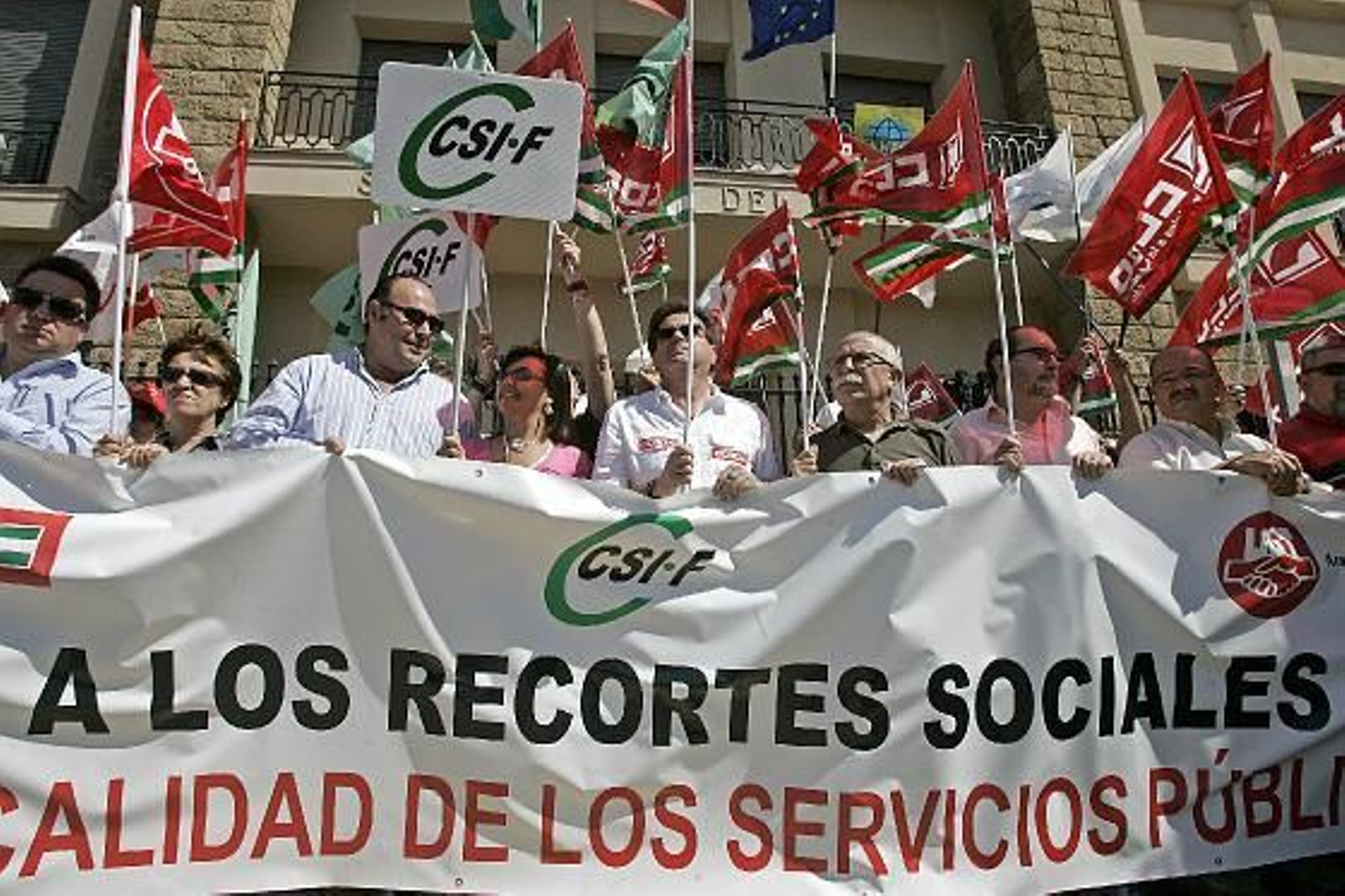 Unos 600 funcionarios se concentraron hoy como protesta por el plan de recortes del Gobierno. 

Foto: Jesus Marin