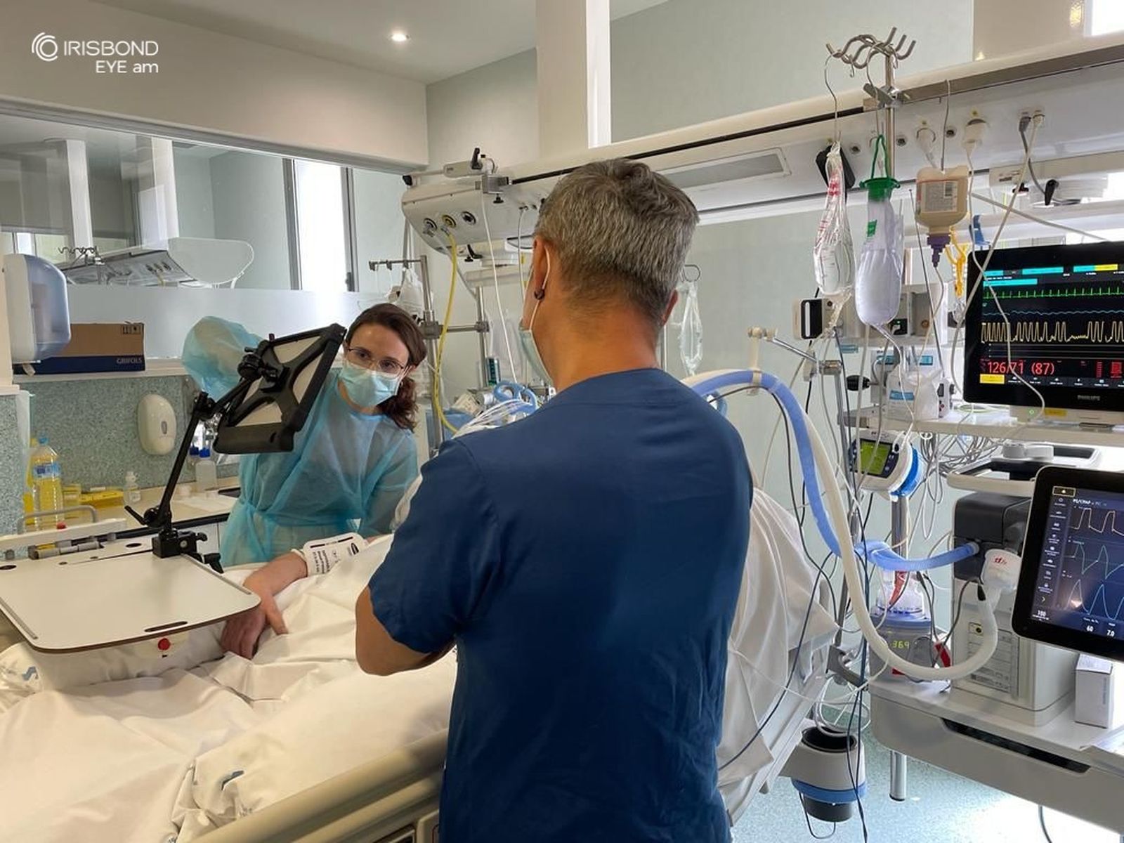 Profesionales sanitarios en una UCI prueban el dispositivo con un paciente.
