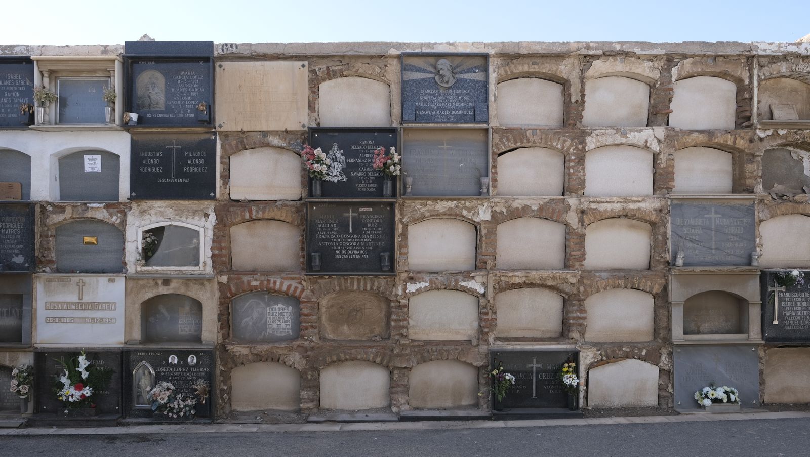 Imágenes del Día de Todos los Santos en el Cementerio de San José de Almería
