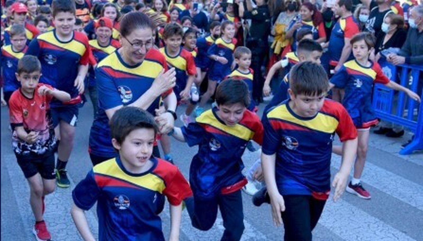 Participantes en una carrera solidaria de la Policía Nacional.