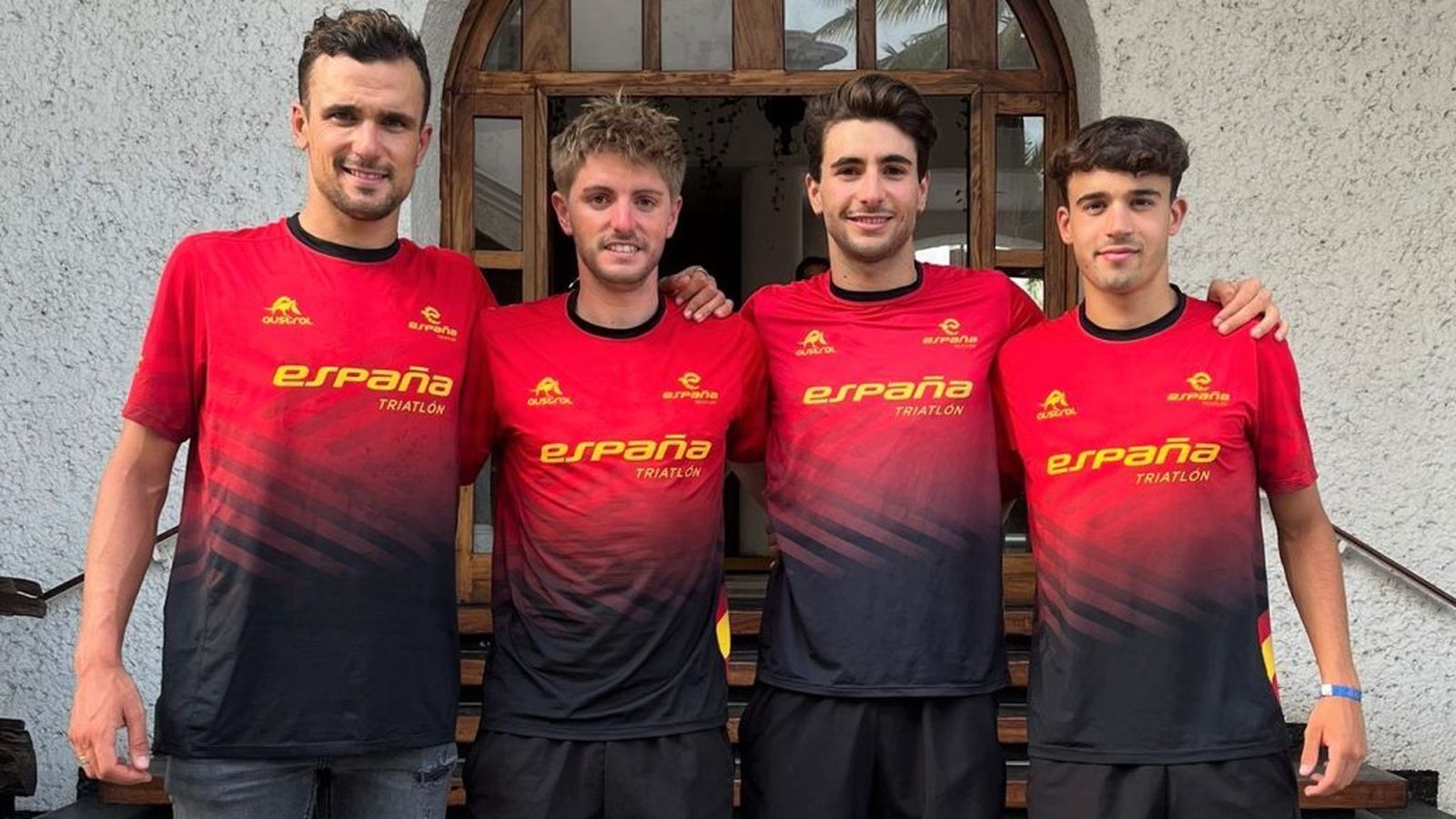 Alberto González, segundo por la derecha.