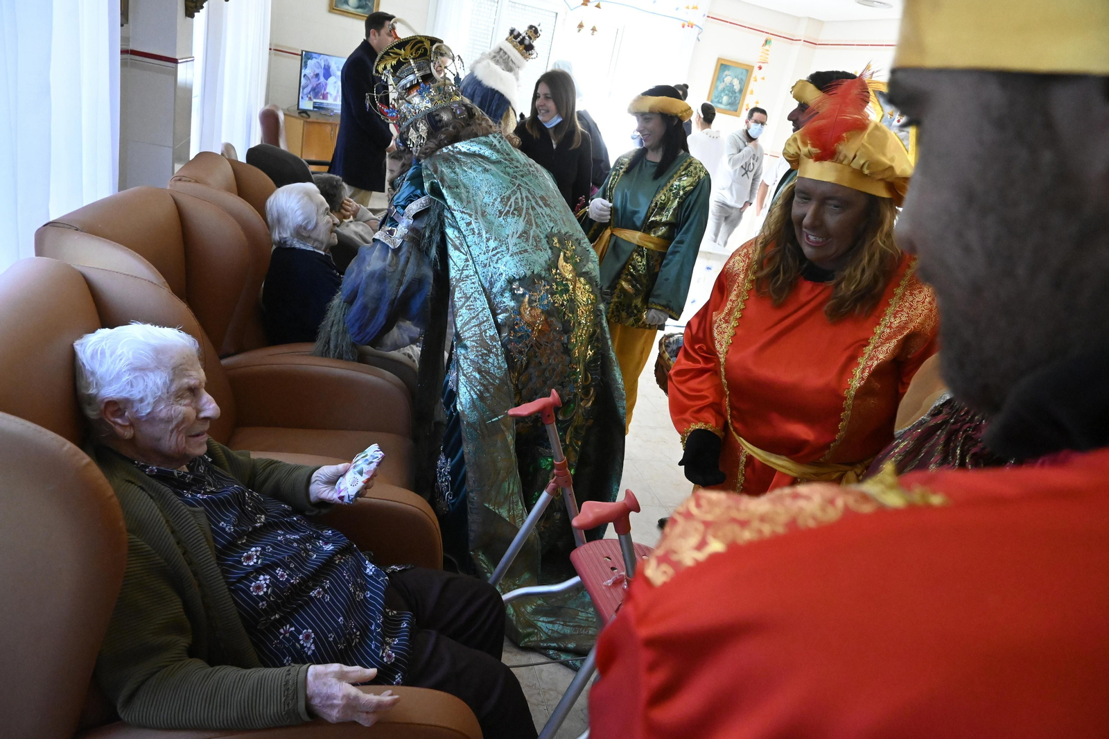 Visita de los Reyes Magos a los ancianos de los asilos de Huelva, en imágenes