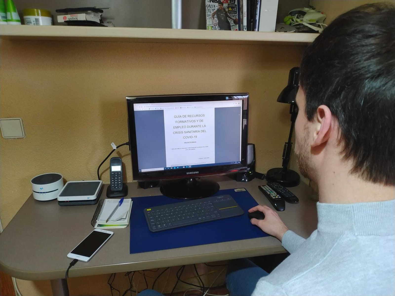 Un joven consulta la guía de empleo y formación en la web del Ayuntamiento de Almería.