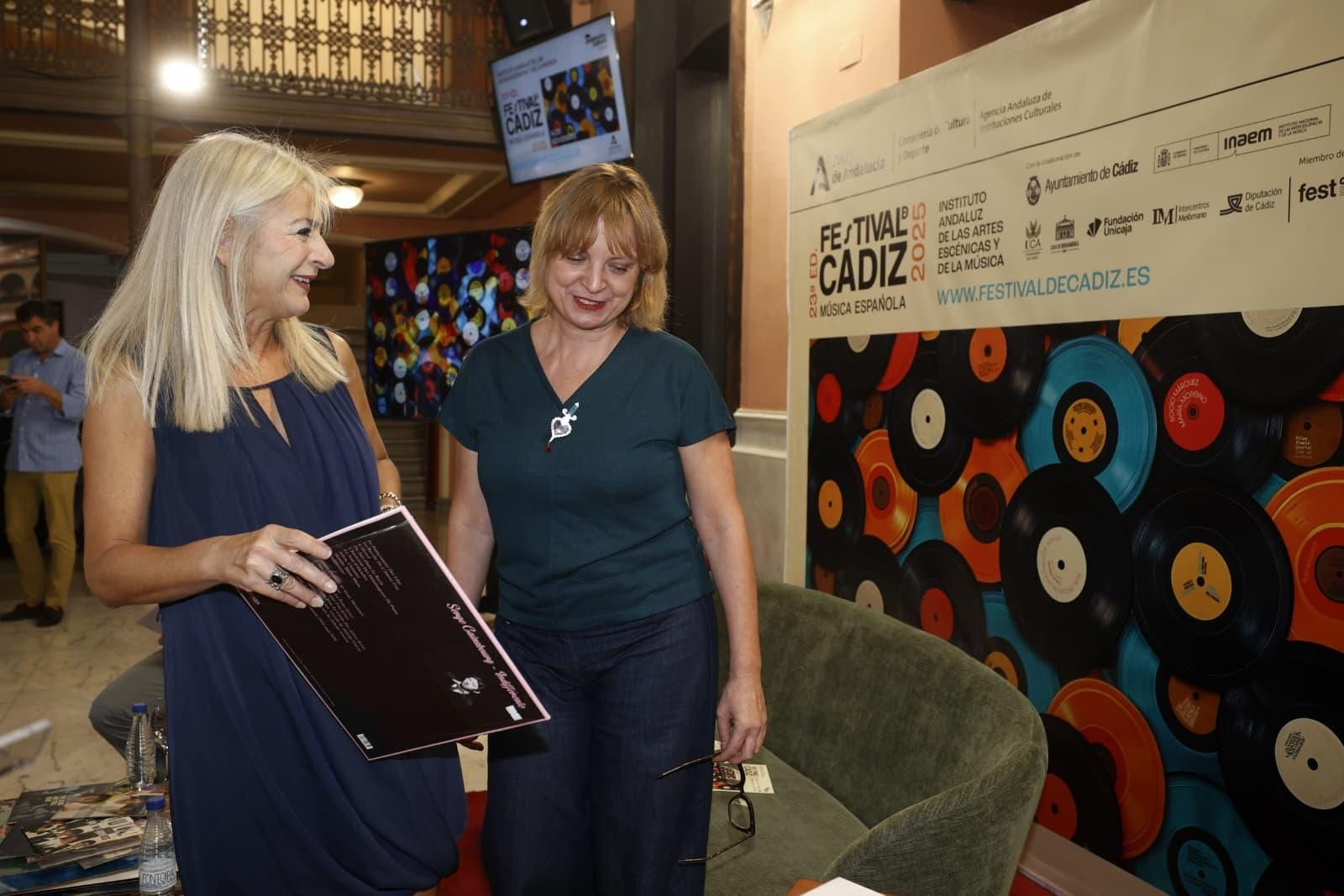 La consejera Patricia del Pozo y Violeta Hernández, responsable del festival, esta mañana en el hall del Teatro Falla.