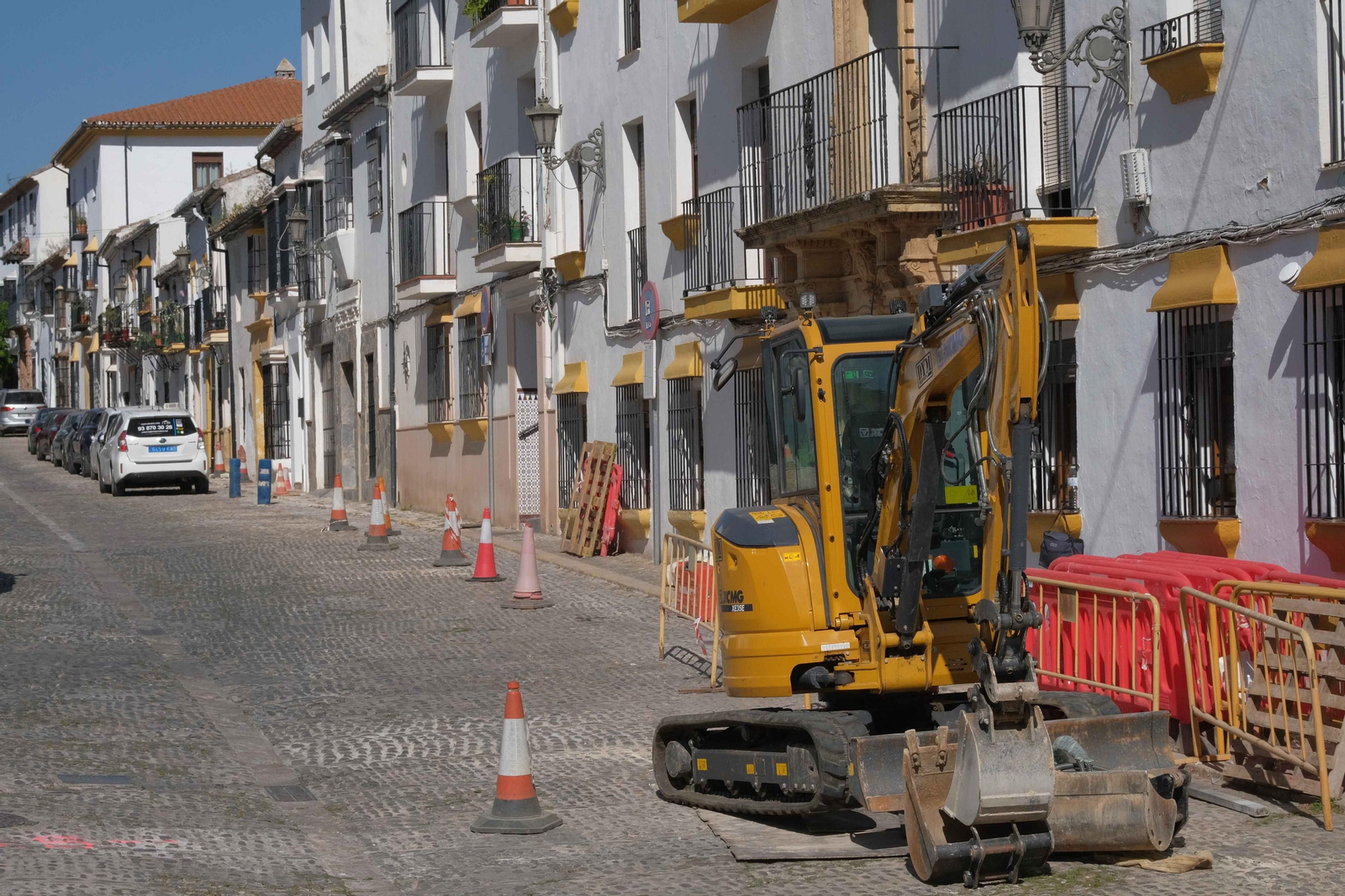 Excavadora en calle Real antes del inicio de los trabajos. Excavadora en calle Real antes del inicio de los trabajos.