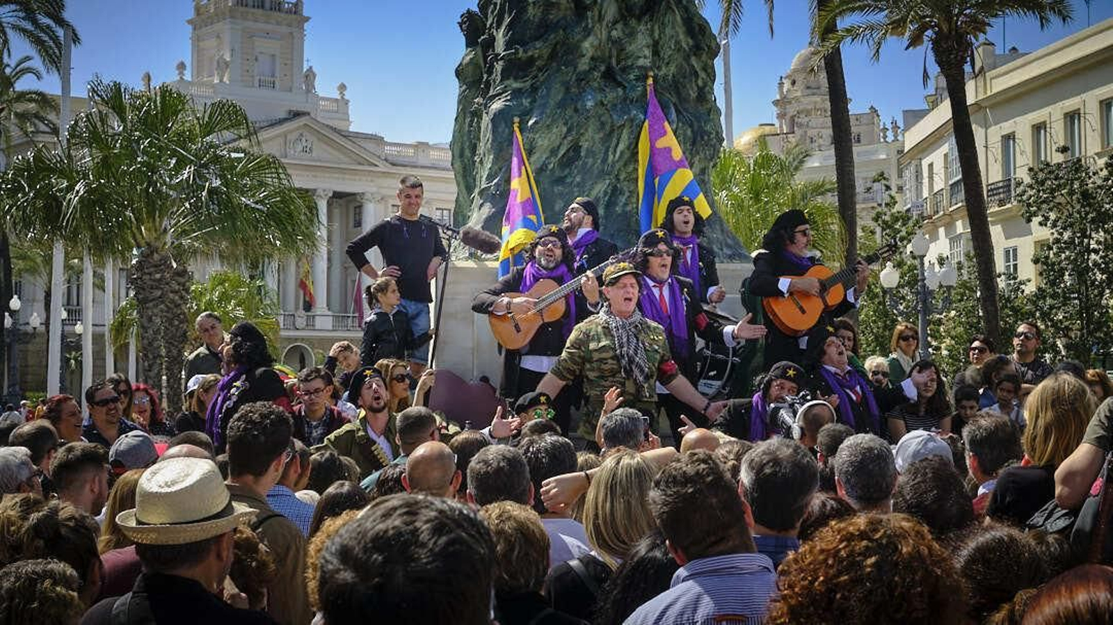 Los 'Chele Vara' cantando en el monumento a Moret.