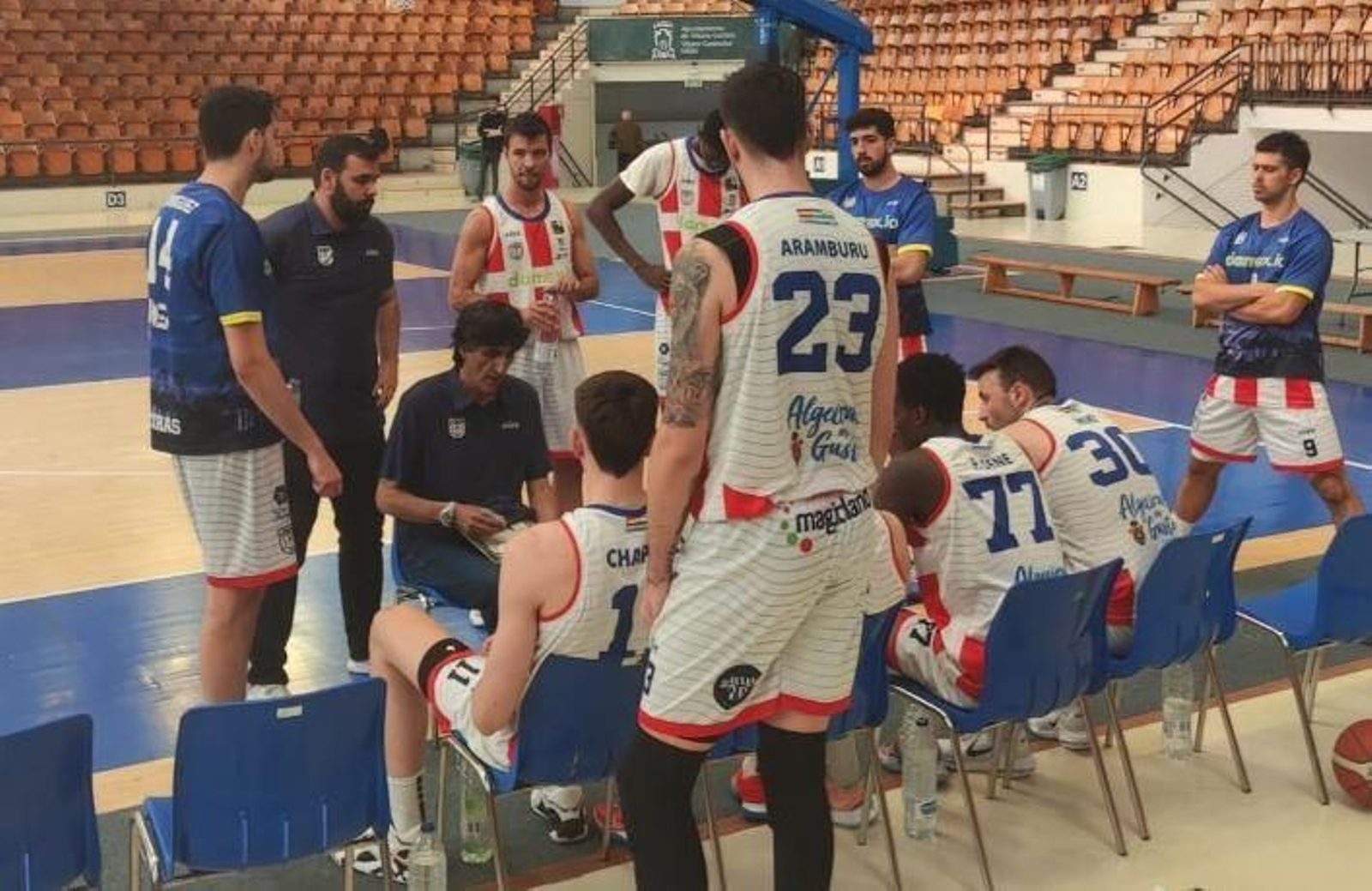 Javi Malla, durante un tiempo muerto en Vitoria.