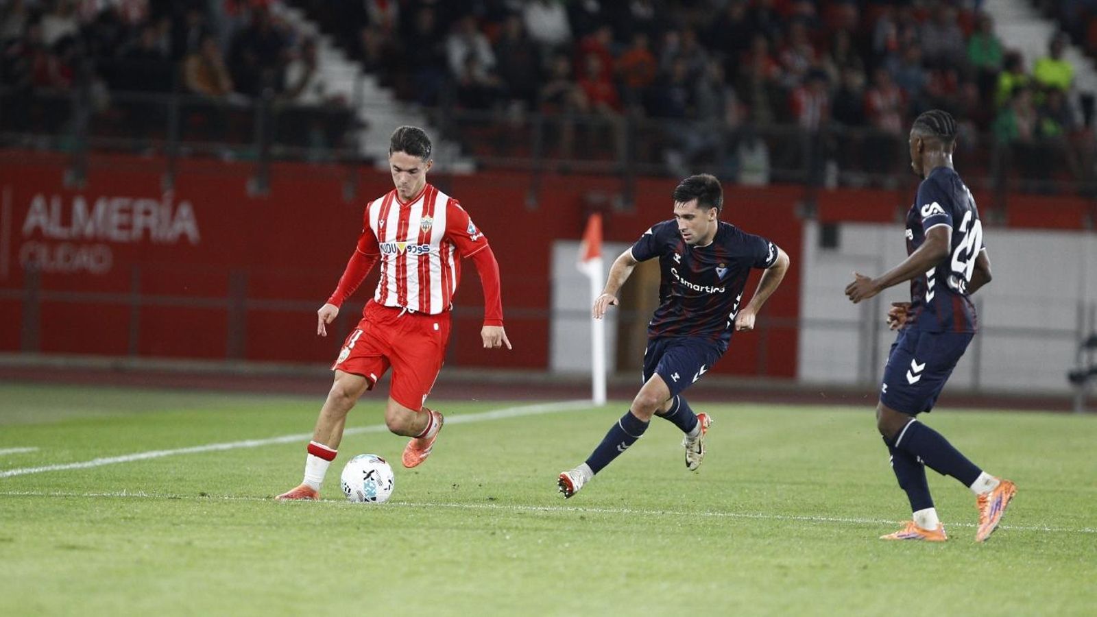 El madrileño conduce el esférico con la presión de Xeber Alkain y Leonardo Buta.