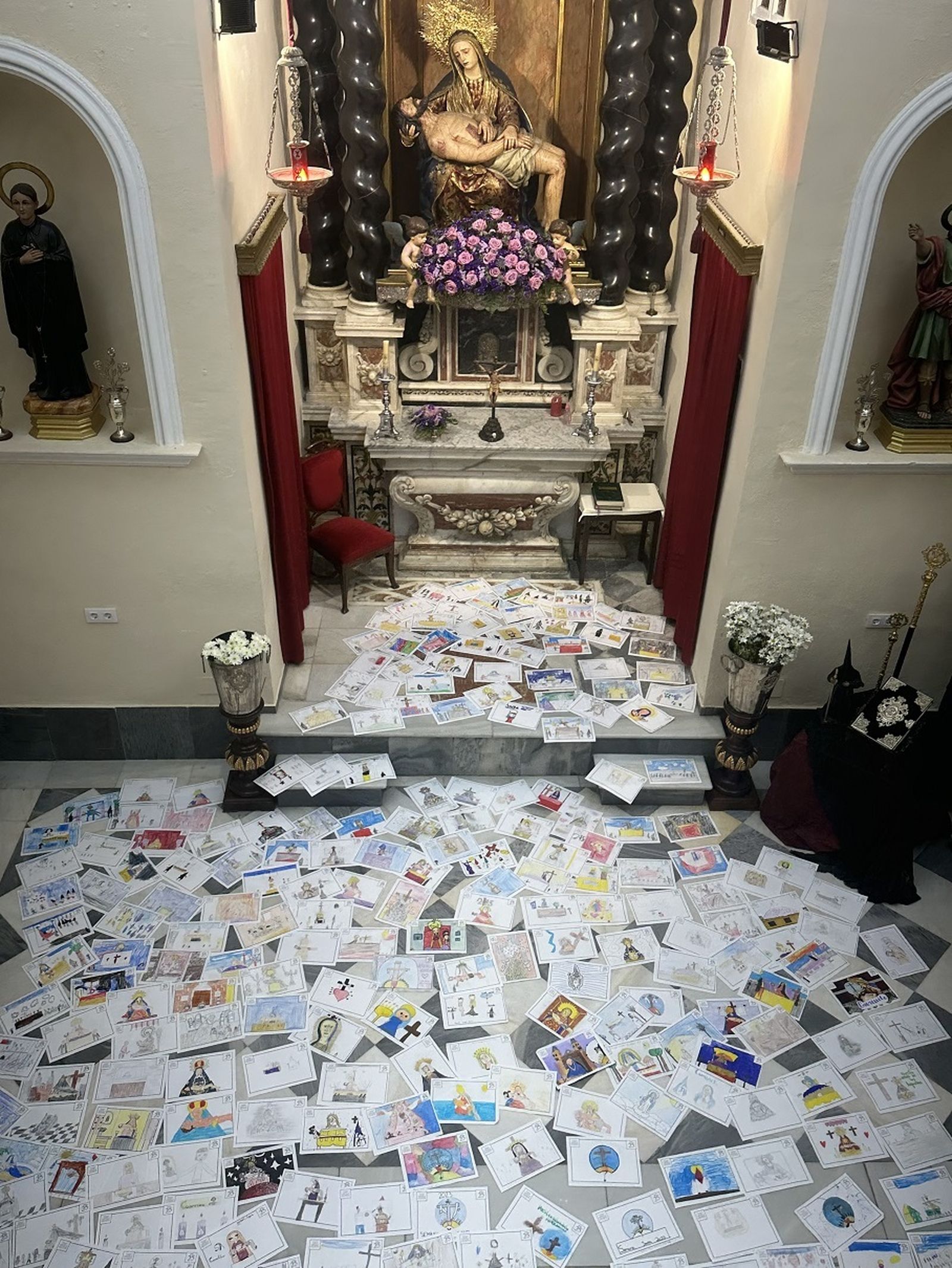 Los dibujos del Caminito, a los pies de la Virgen de las Angustias.