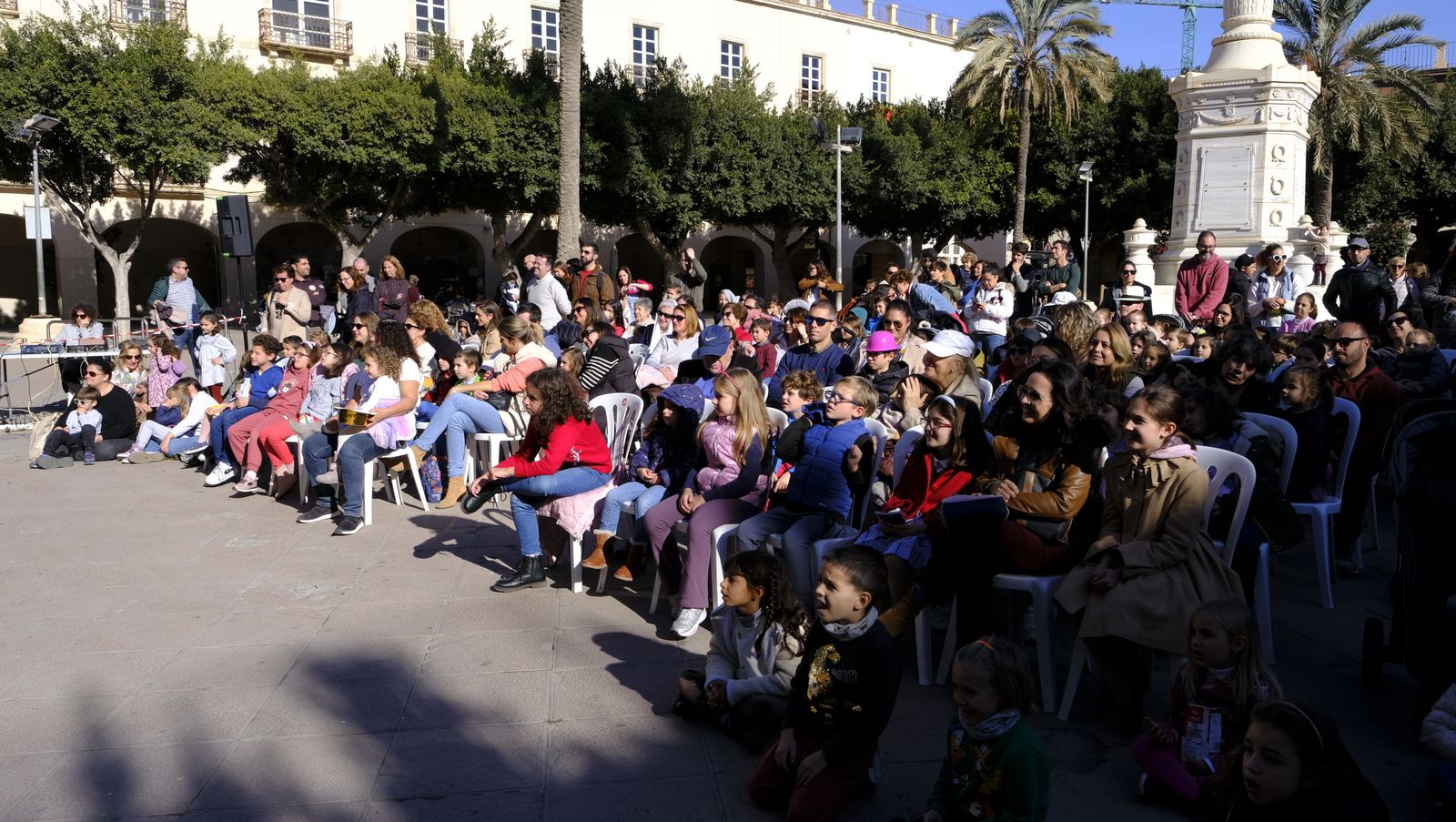 Imágenes del teatro infantil del navidad, en la Plaza Vieja de Almería