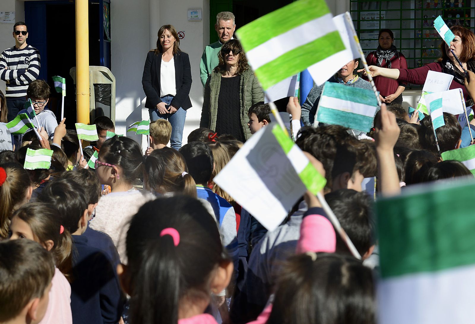 La teniente de alcaldesa acude al colegio El Retiro durante los actos por el Día de Andalucía.