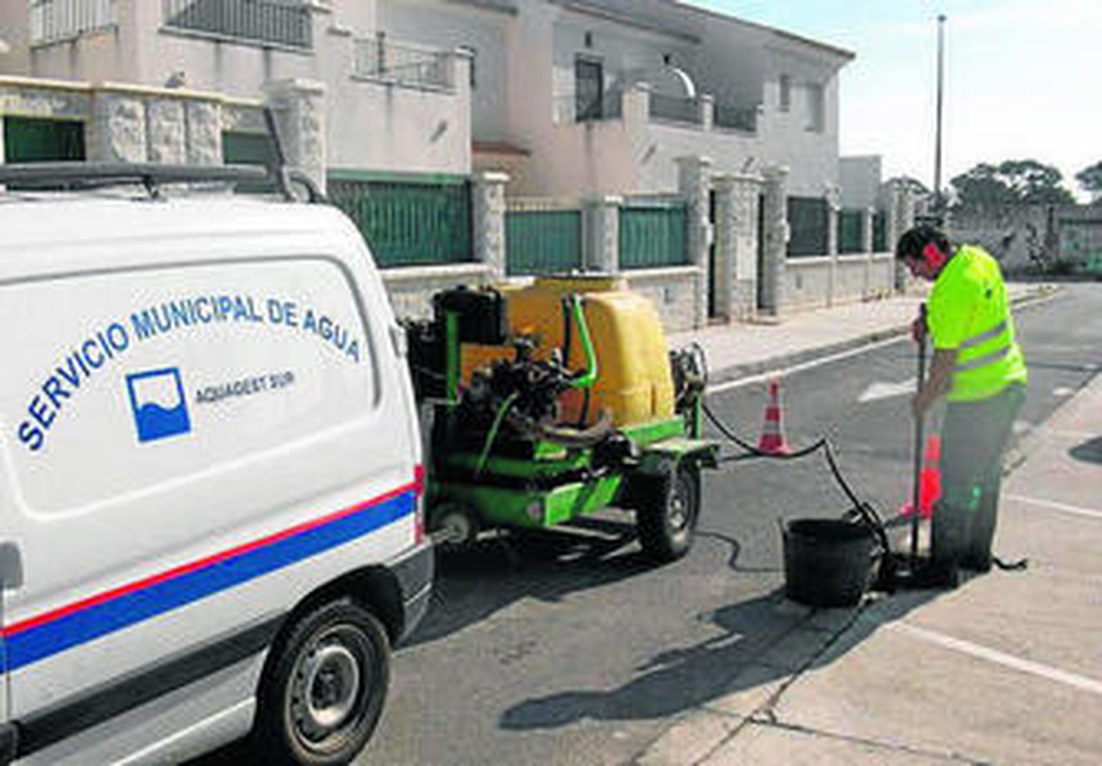 Un operario trabaja en la limpieza de imbornales.