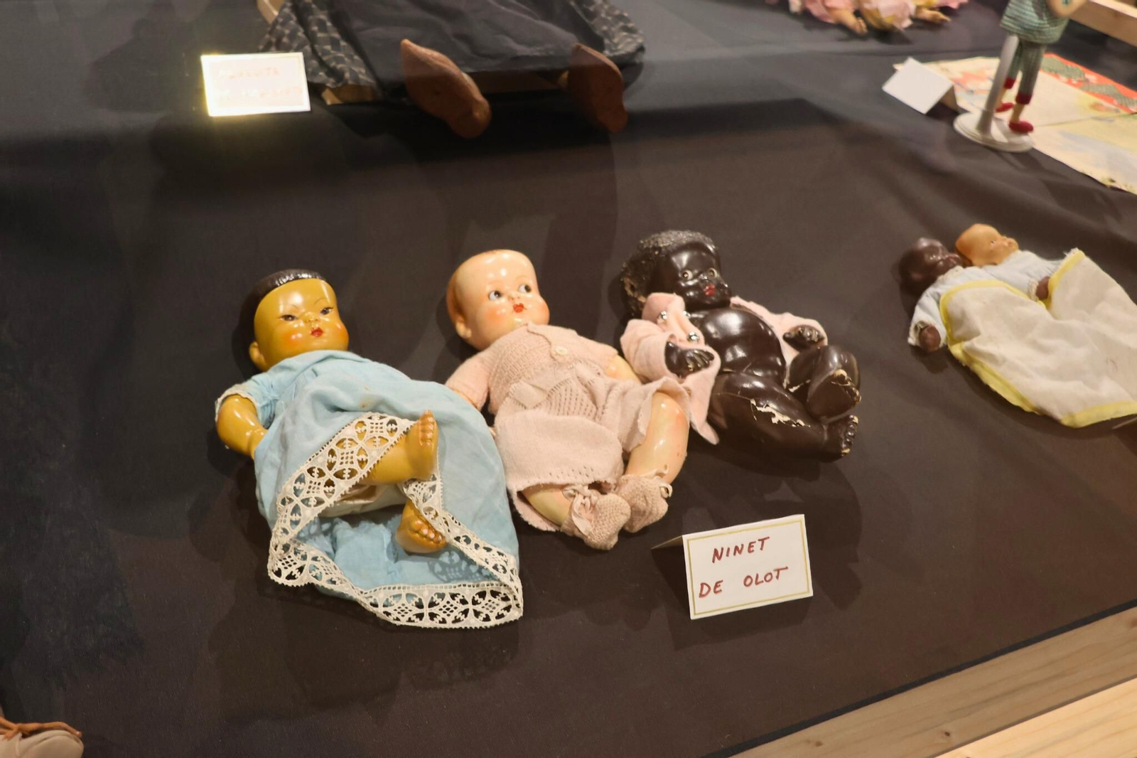 Muñecos de pequeño formato y primeras muñecas infantiles, ejemplo de los juguetes más sencillos y accesibles de mediados del siglo pasado.