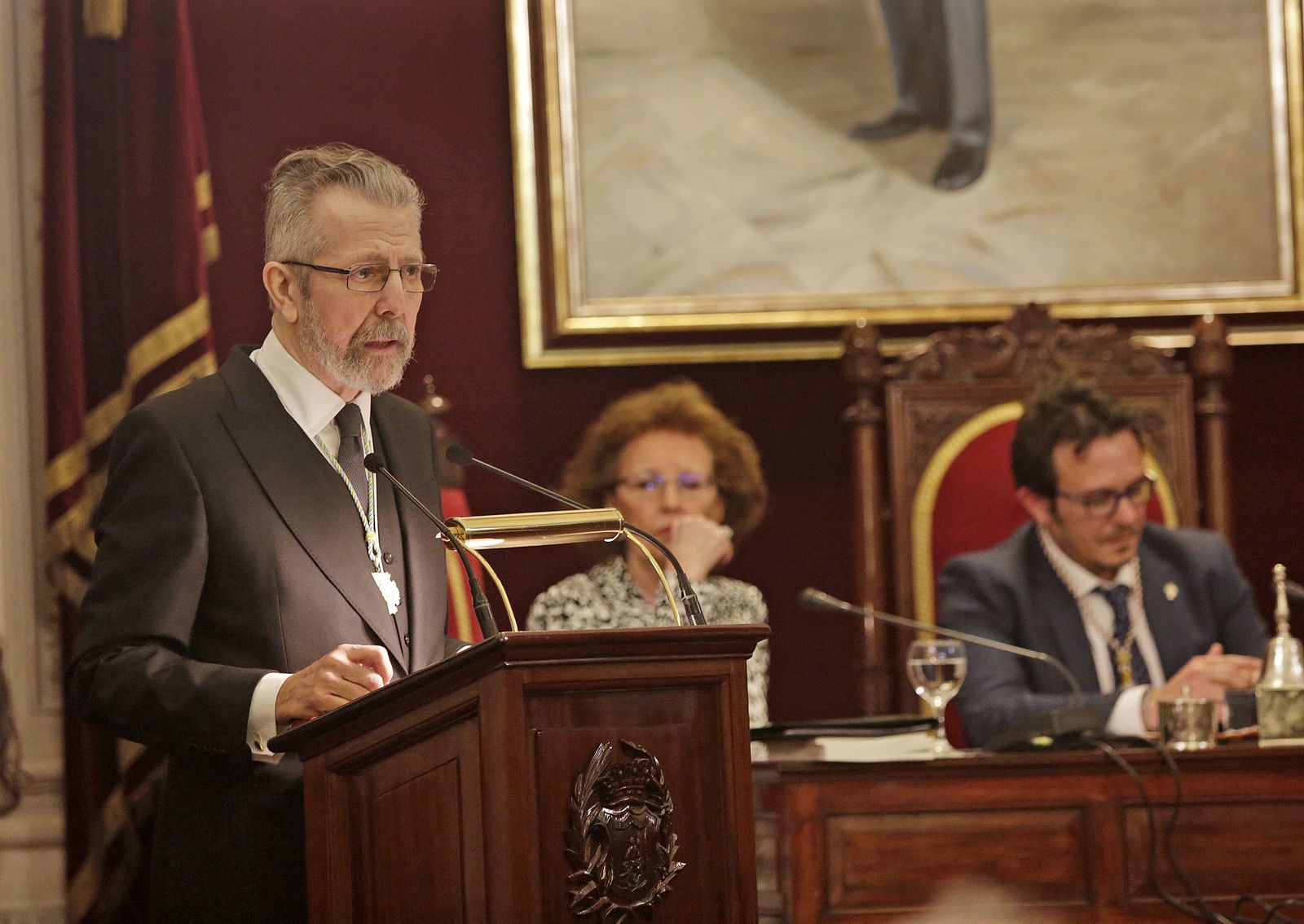 El pintor Hernán Cortés pronunció la laudatio del nuevo académico de honor de Bellas Artes.