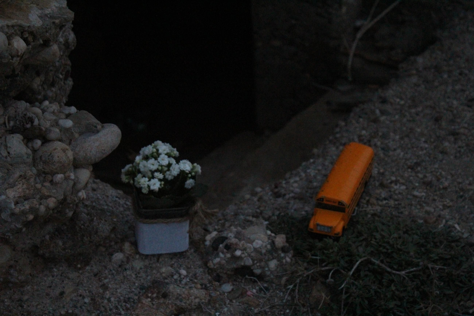 Garrucha rinde homenaje a Lucca con velas y flores en el lugar dnde apareció su cadáver
