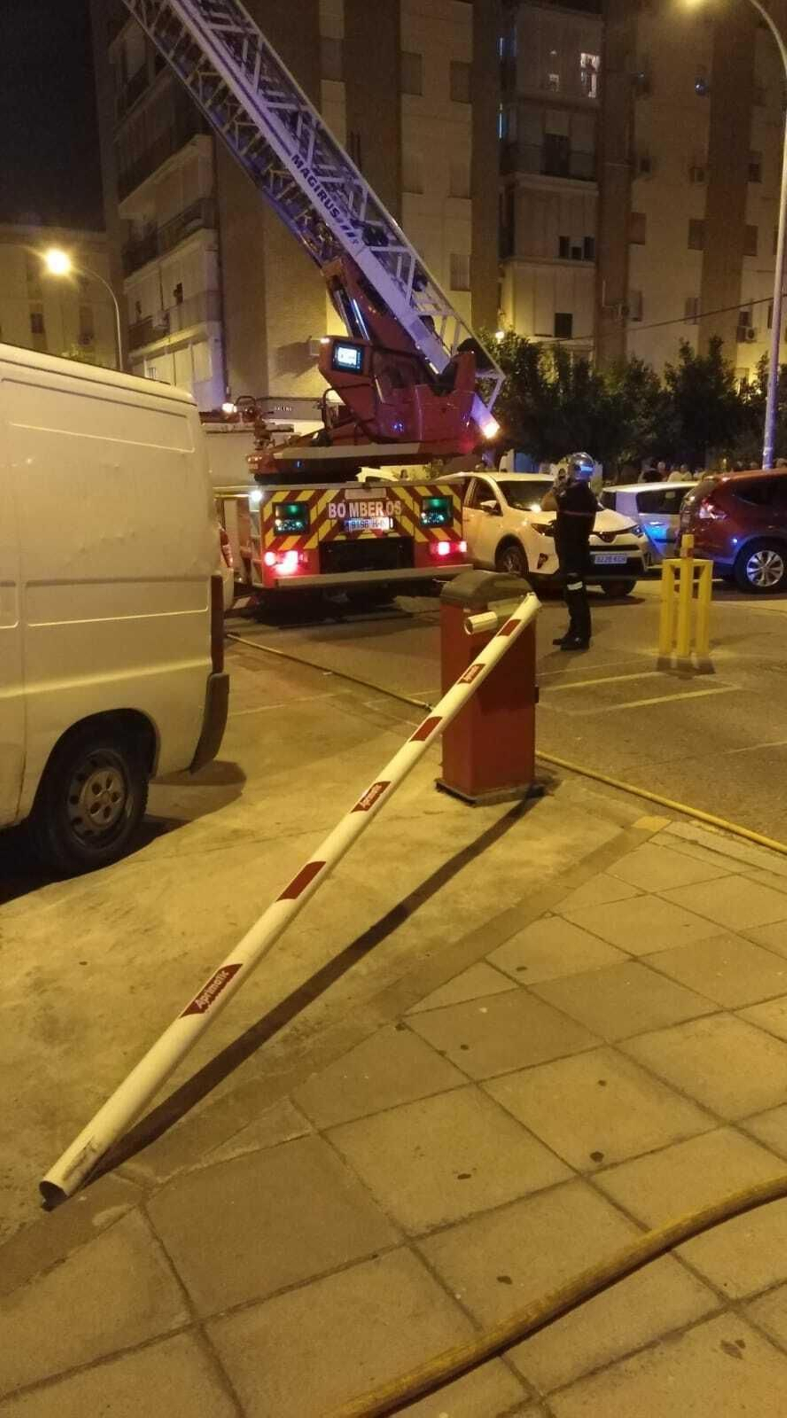 La barrera rota junto al camión grúa de los Bomberos.