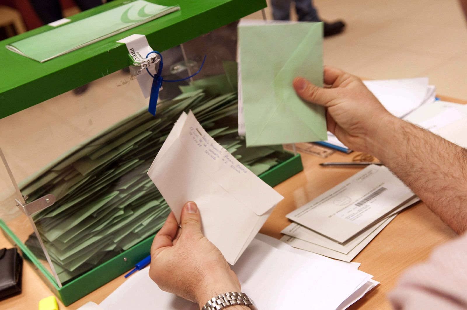 Recuento de votos en unas elecciones.