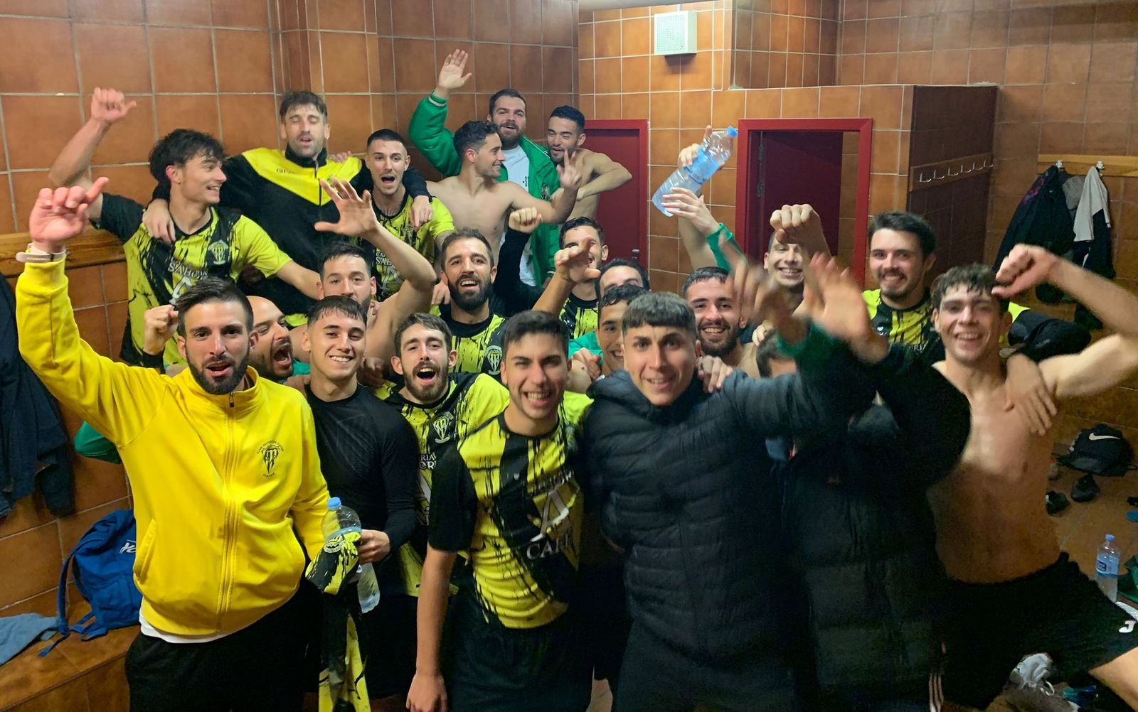 Alegría en el vestuario del Viator tras ganar en el campo del ya exlíder Sporting de Almería.