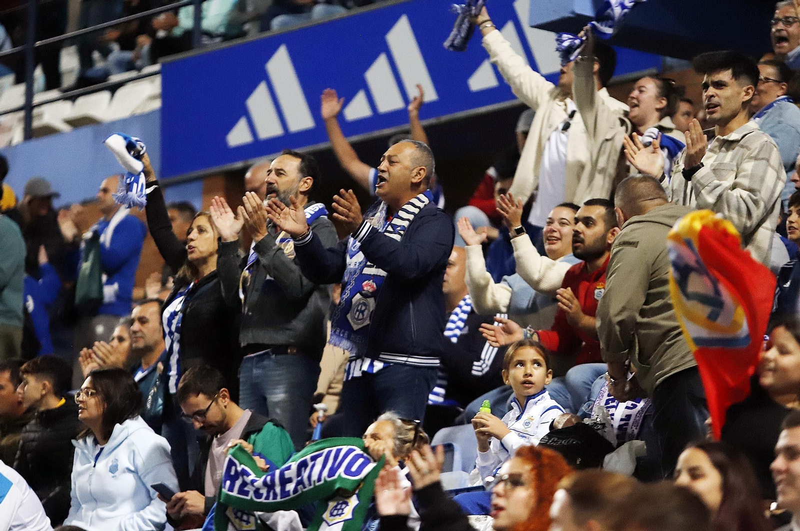 Gran ambiente en las gradas del Nuevo Colombino para el Recre-At Sanluqueño, en imágenes