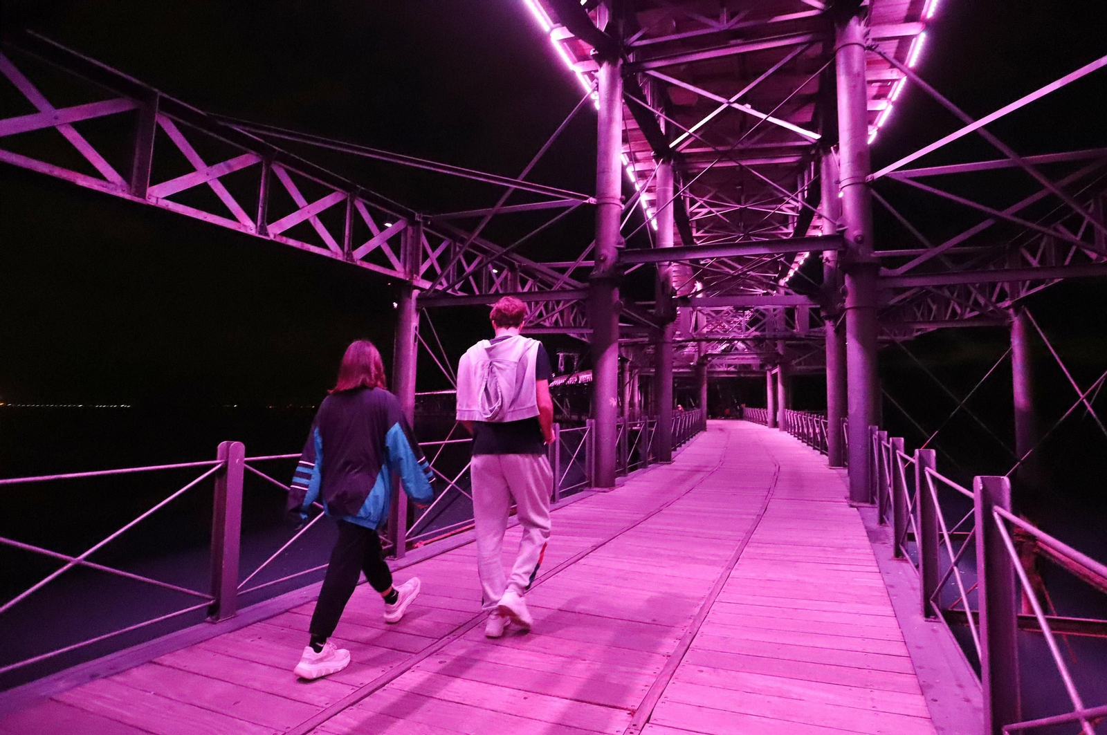 El Muelle de la Río Tinto, iluminado con el color morado.