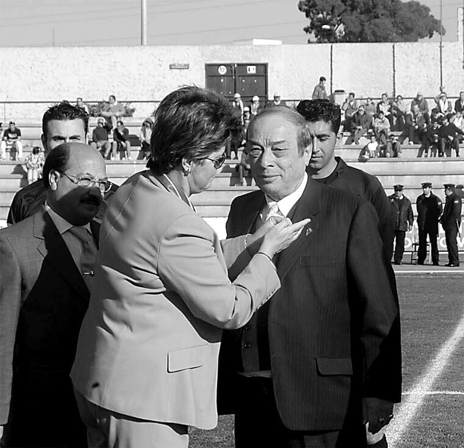 Imposición a Manolo Barrena de la insignia de oro del CD San Fernando en 2005.