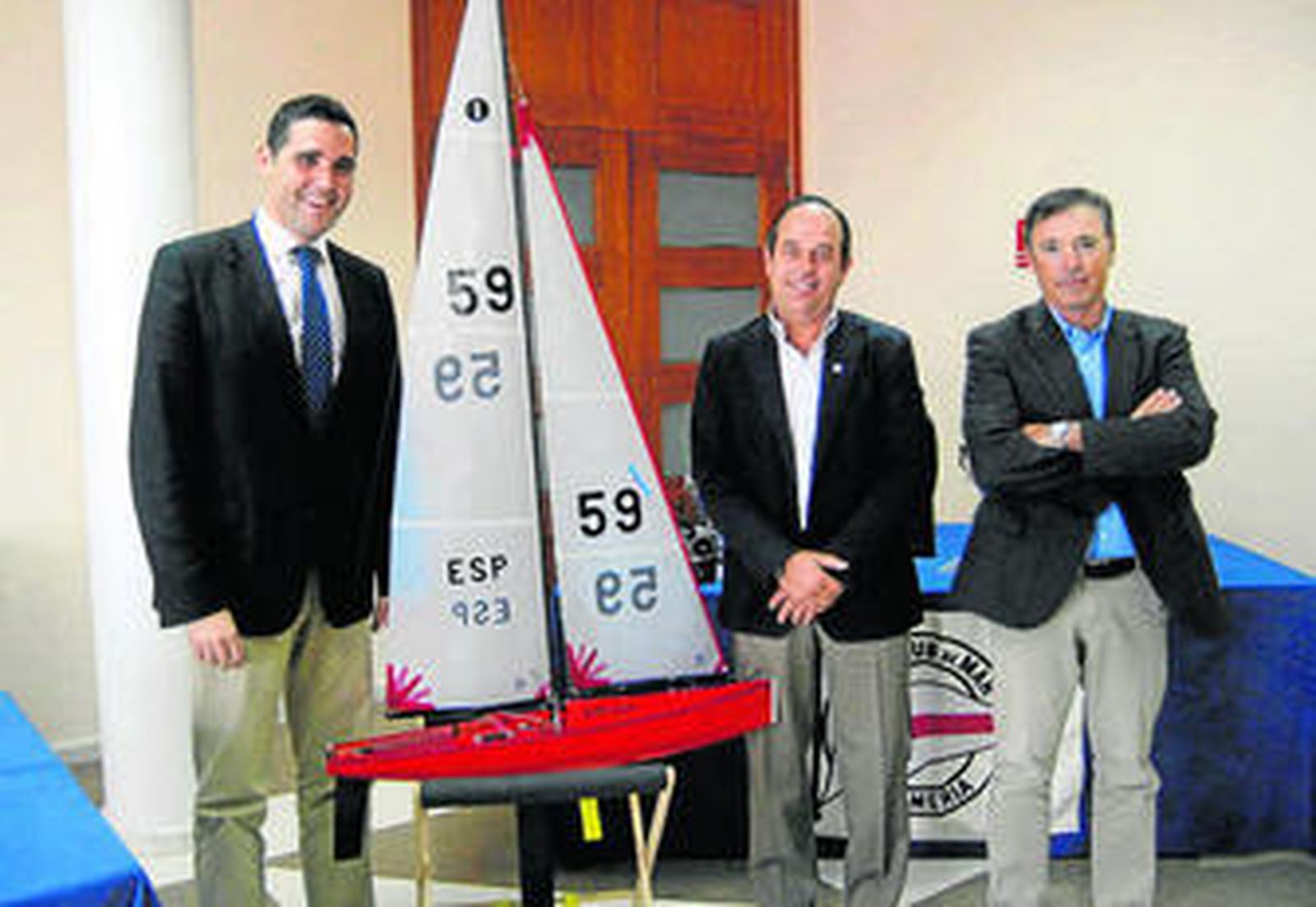 Juan José Alonso, Pedro Gómez y Francisco Martín, ante la maqueta de una de las embarcaciones participantes.