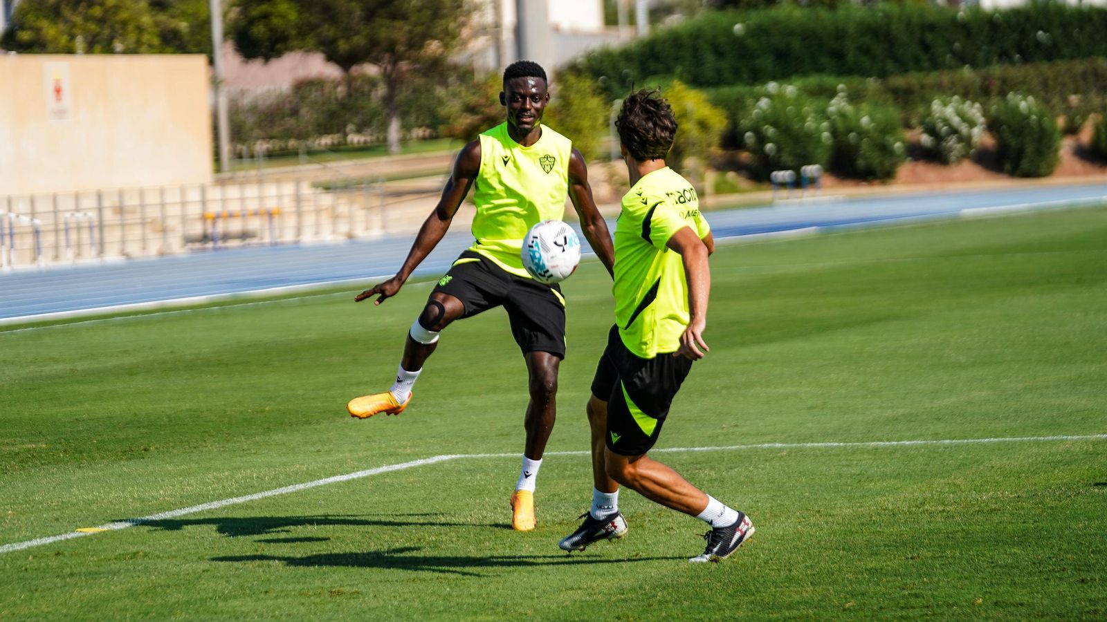 Baba se dispone a controlar el balón durante una acción del entrenamiento de este lunes en el Anexo.