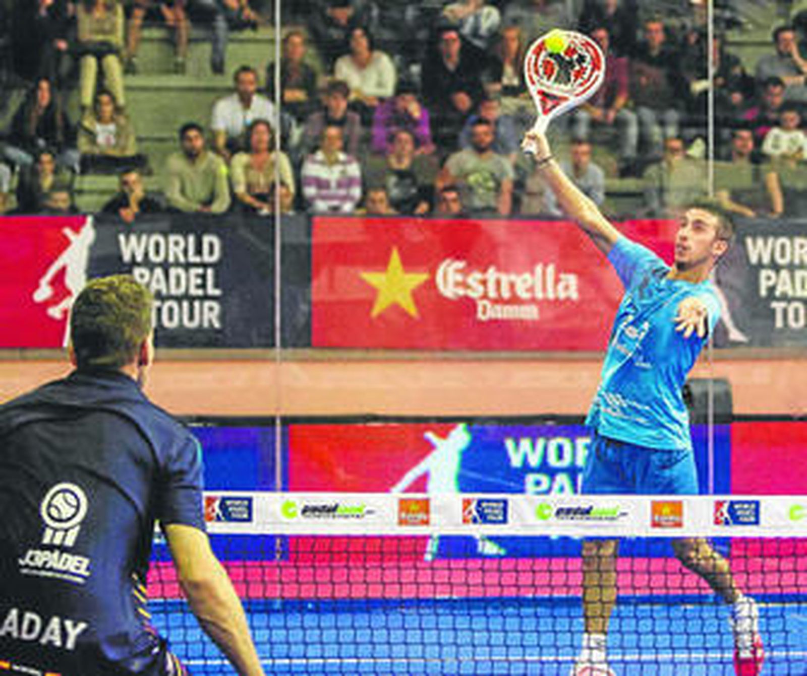 Álvaro Cepero golpea una bola en el partido de ayer, con Aday Santana preparado para devolverla.