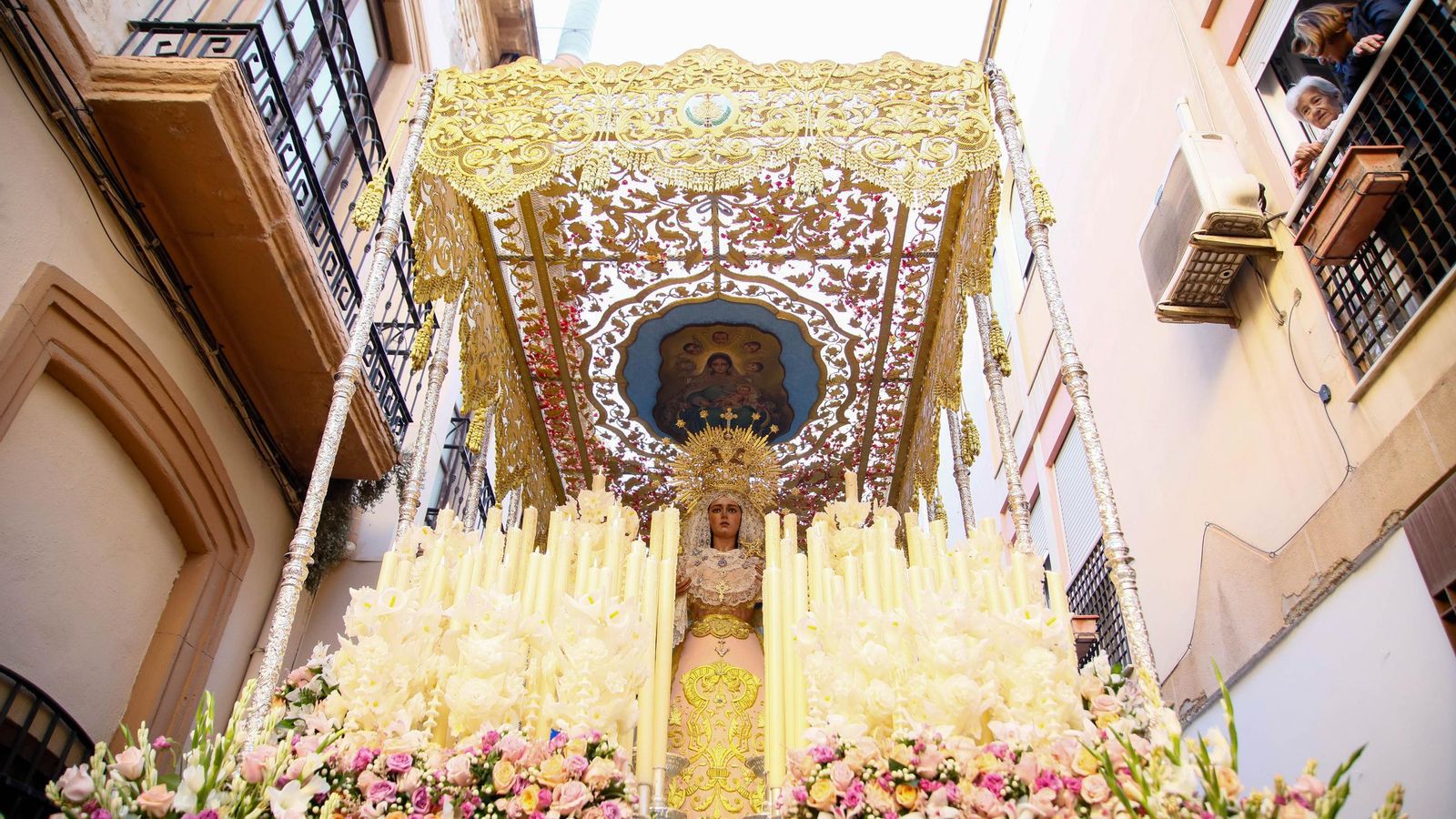 Vea la salida de la Hermandad de Los Ángeles de la Catedral de Almería