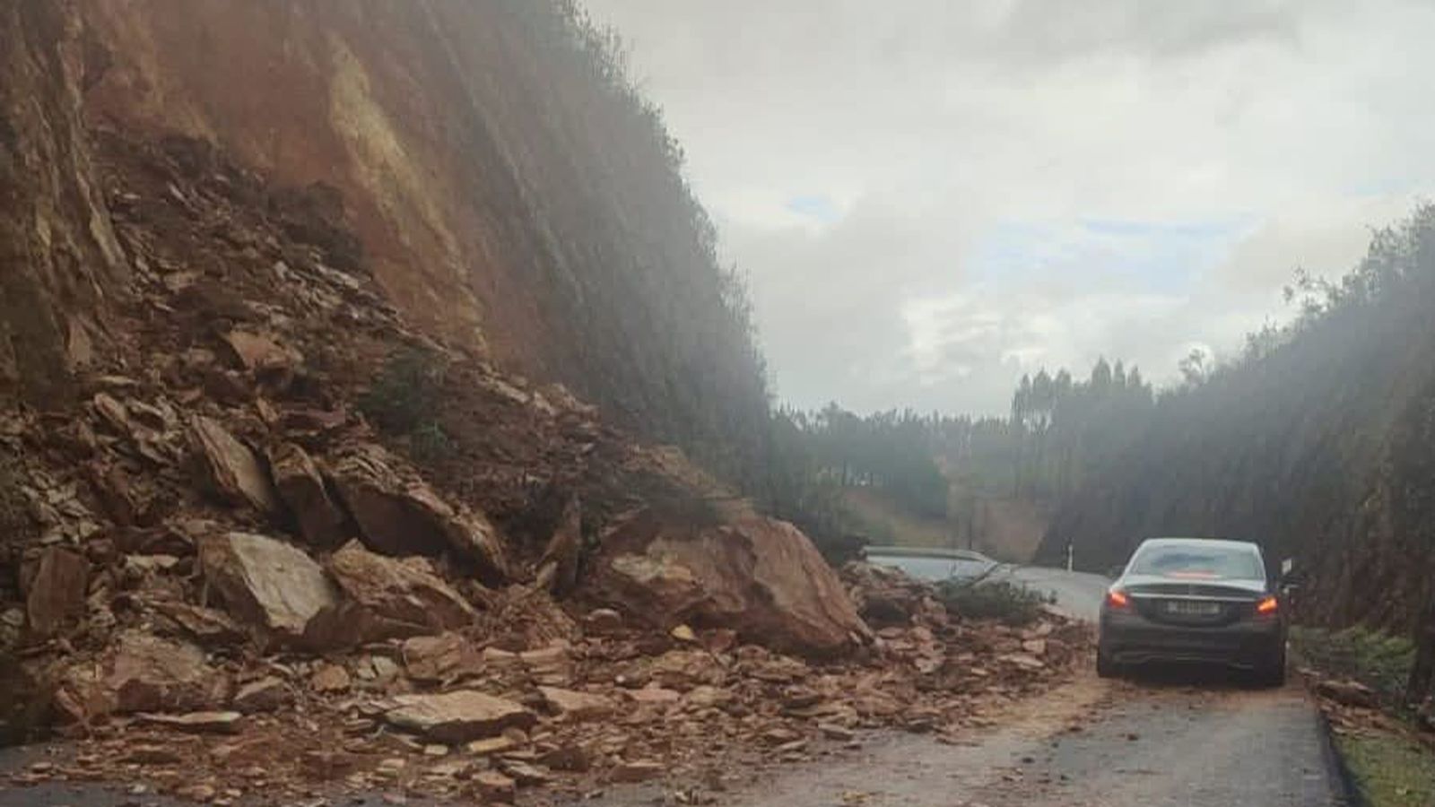 Un turismo pasa por la zona.