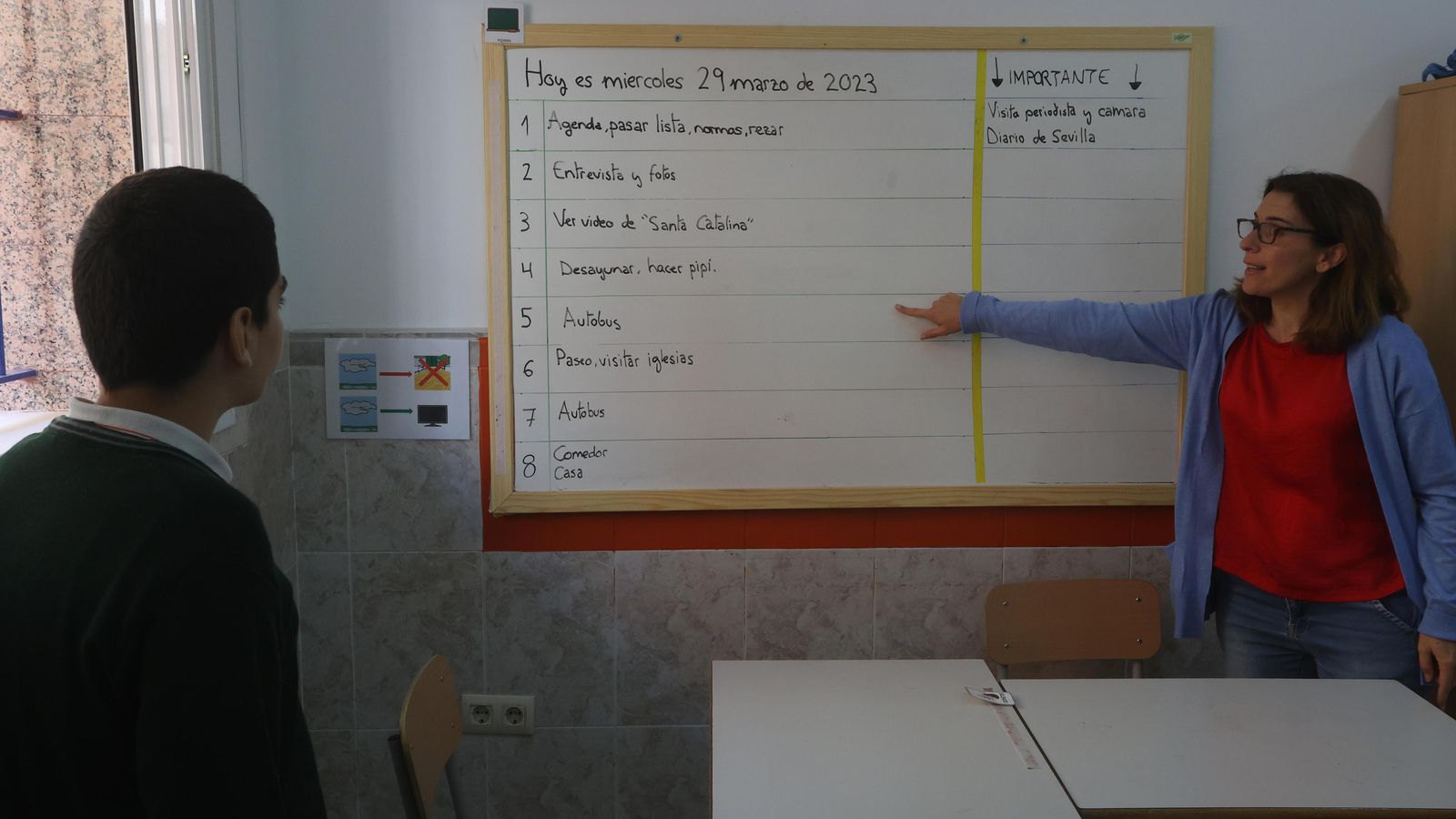 La pizarra que recoge la agenda diaria con todas las actividades programadas cada día en las aulas específicas.