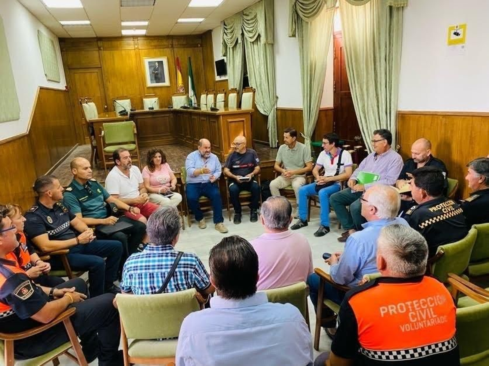 Imagen de archivo de una reunión del alcalde con los integrantes del Plan de Emergencias Municipal.