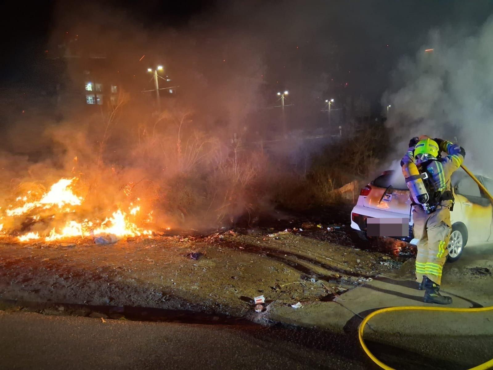 Los bomberos actúan en cuatro incendios desatados en un mismo día en Los Asperones de Málaga