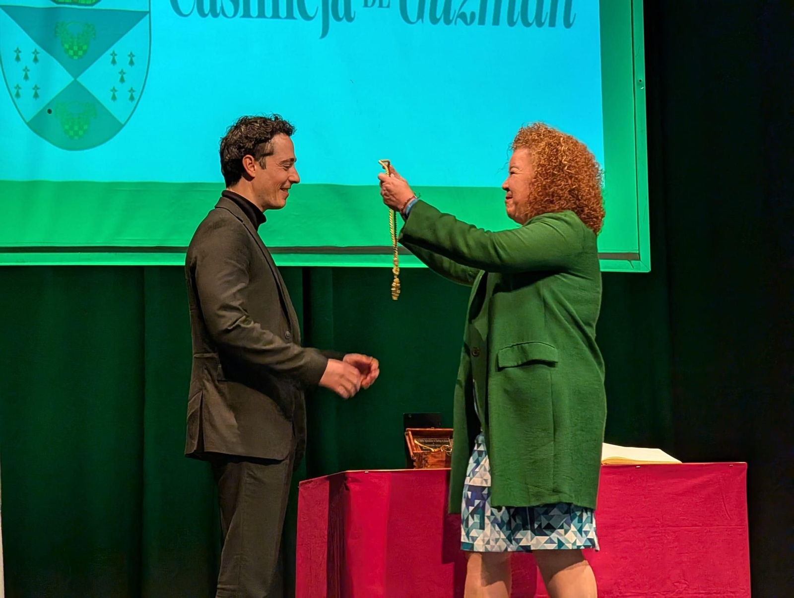 La alcaldesa María del Mar Rodríguez entrega la Medalla a Pablo Béjar.