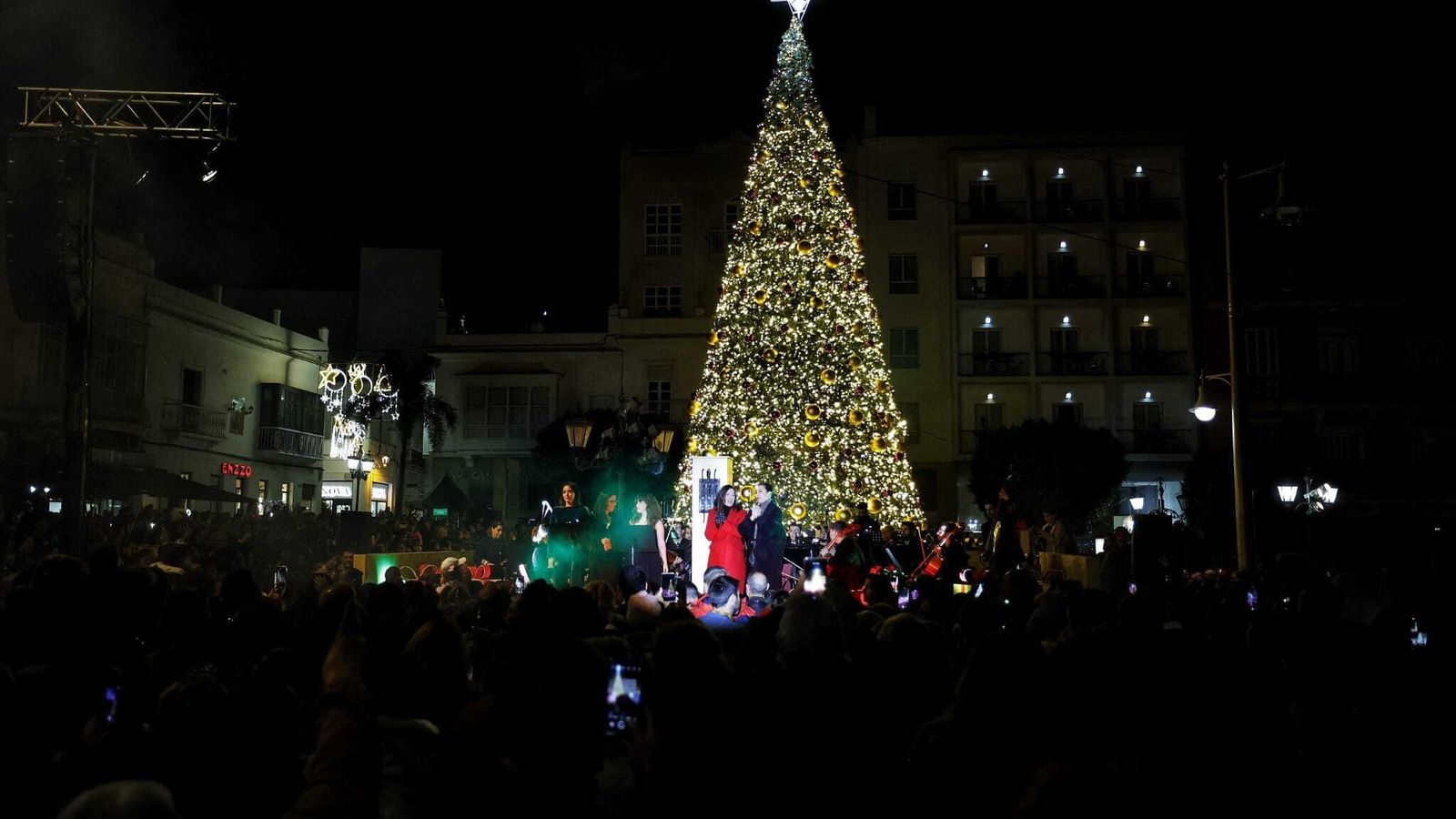 Aspecto que presentaba la plaza de la Iglesia con el encendido de las luces de Navidad.