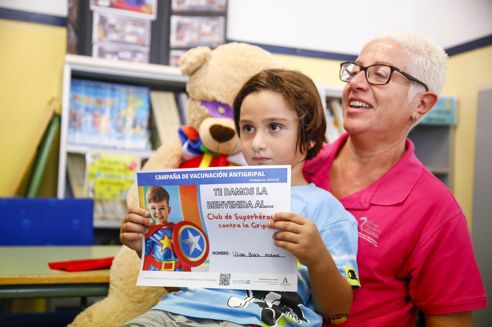 Las imágenes de la campaña de vacunación antigripal a los niños en el CEIP Adela Díaz de Almería