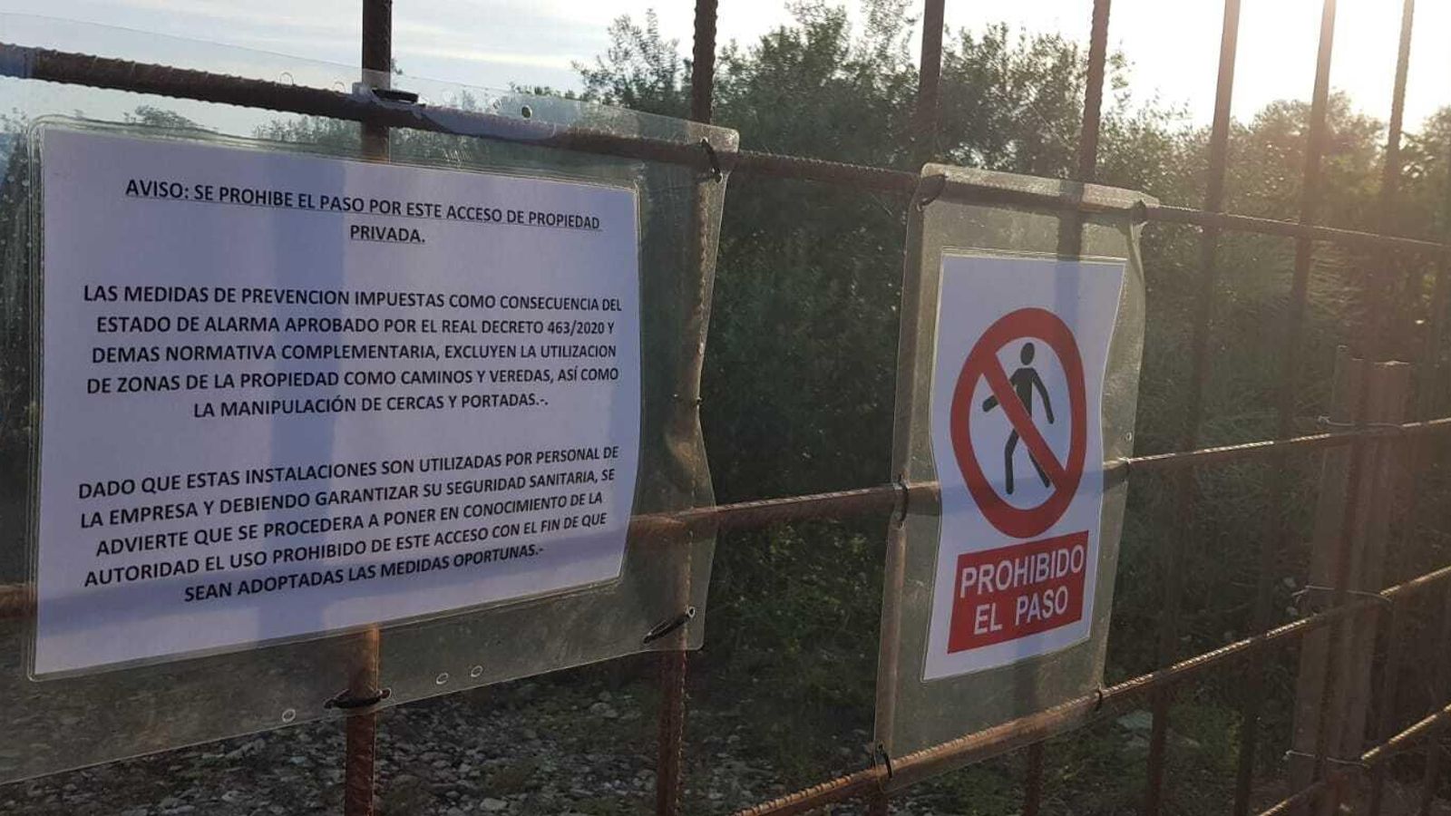 Valla colocada en mitad del camino.