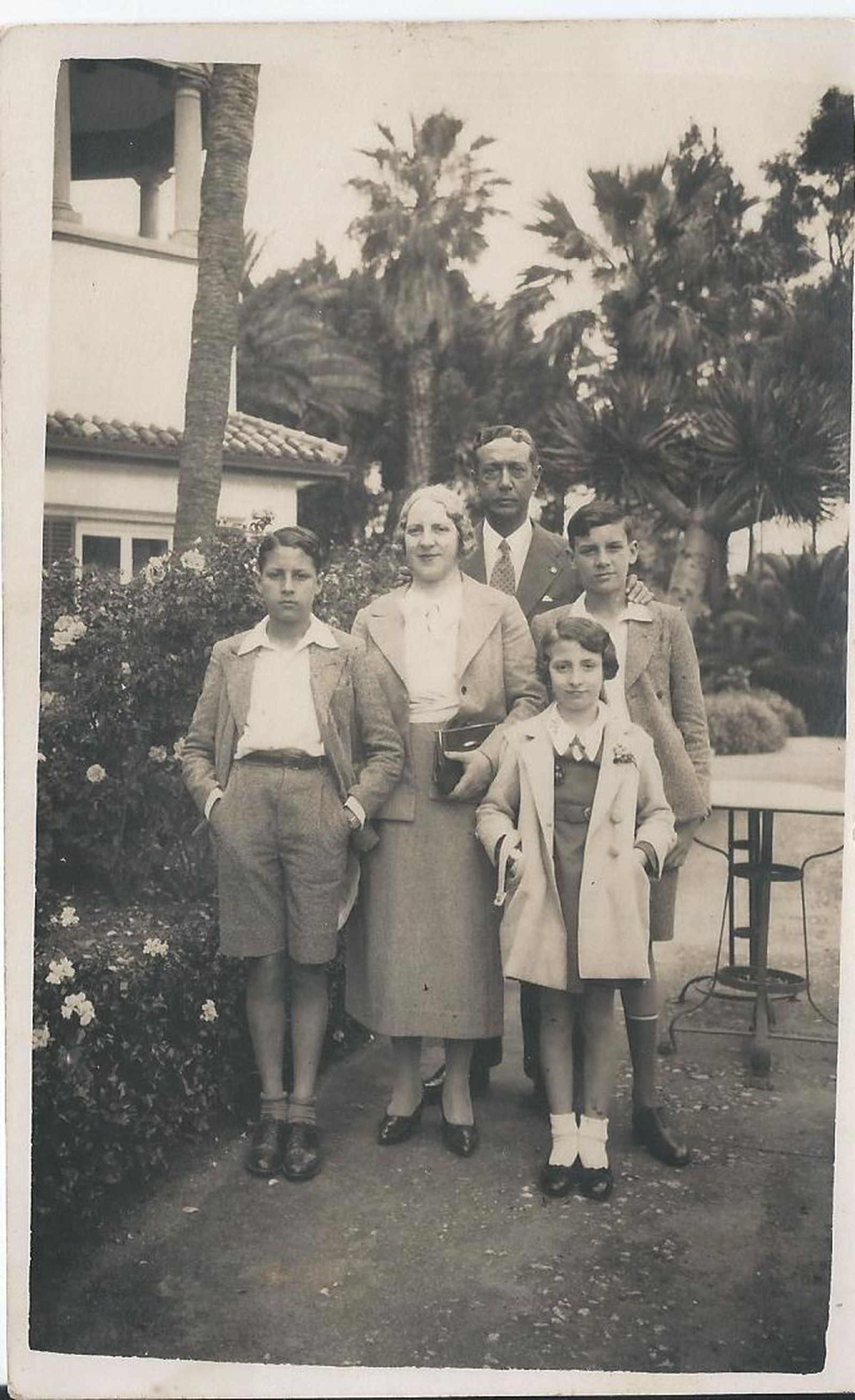 Manuel Muñoz Martínez, con su esposa e hijos.