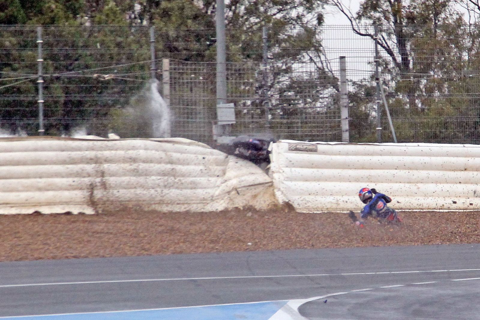 La moto de Razgatlioglu pincha el 'air fence'.