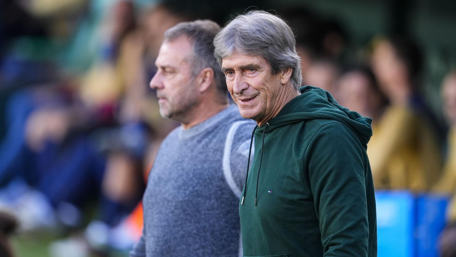 Pellegrini y Flick se saludan antes del último Betis-Barcelona.