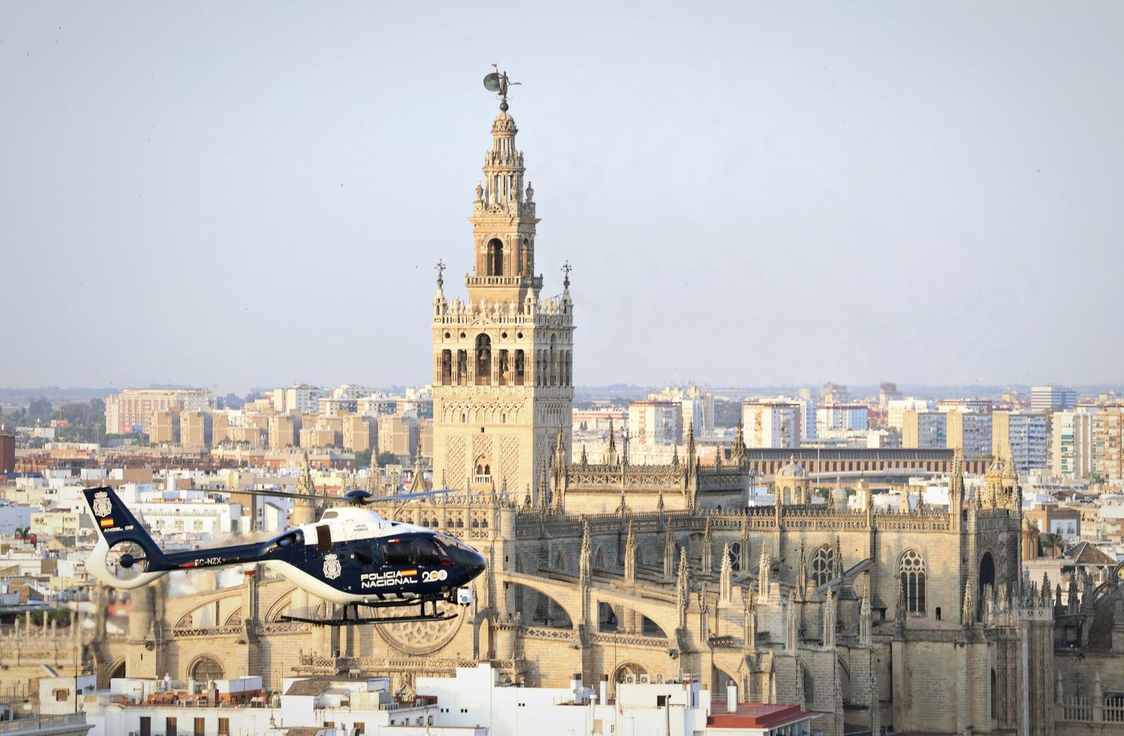 Un helicóptero de la Policía Nacional sobrevuela el centro de Sevilla.