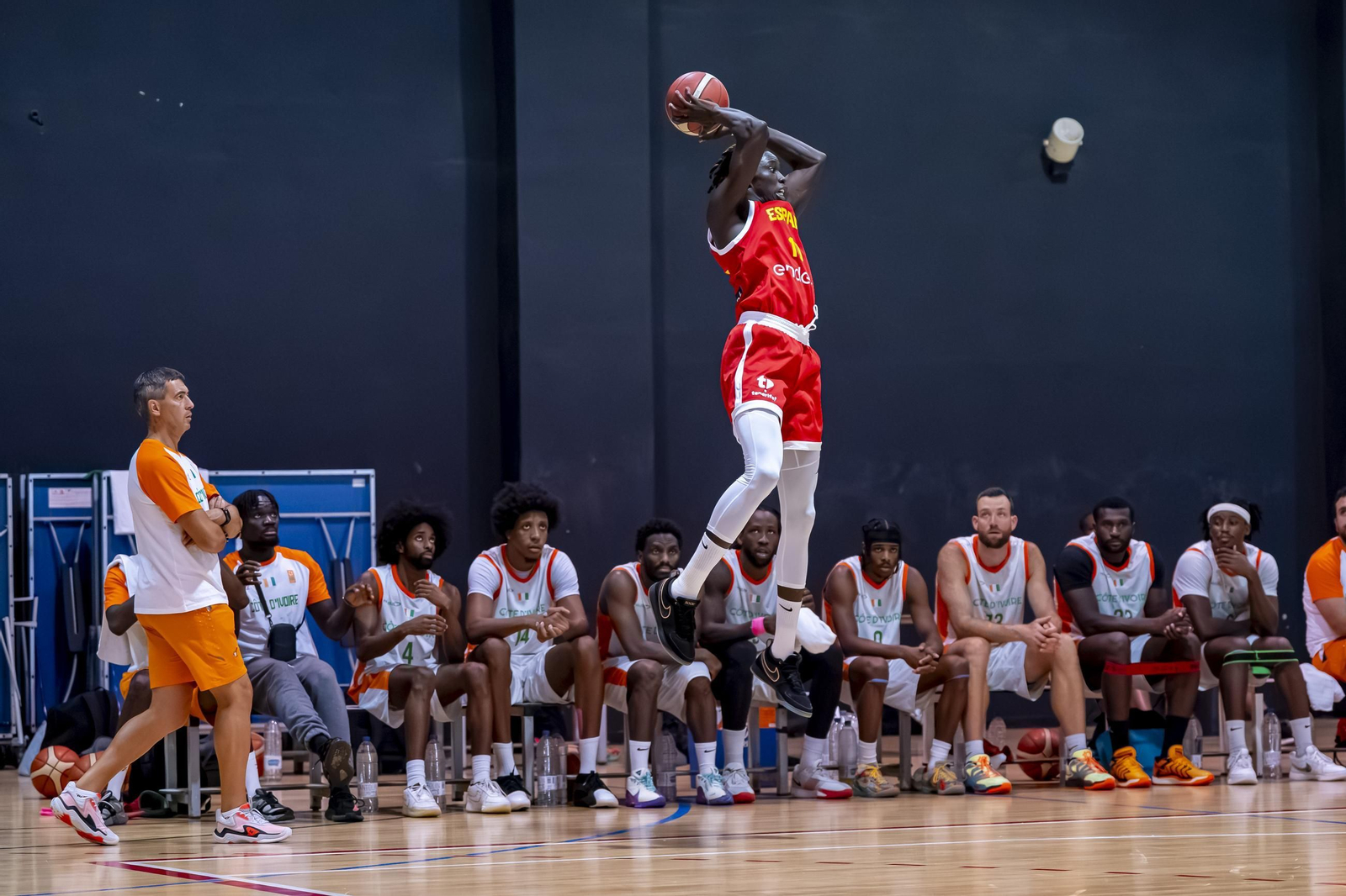 España B, con Álvaro Folgueiras, derrota a Costa de Marfil antes de venir a Málaga