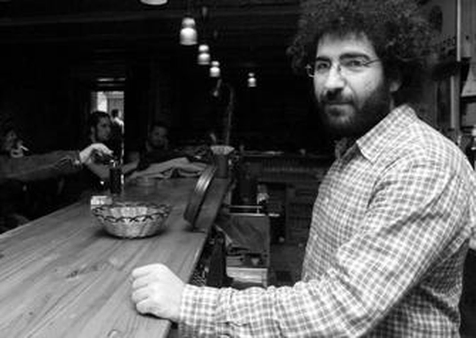 El músico y compositor algecireño Antonio Romera 'Chipi', fotografiado en el Café Teatro, local del que es socio.