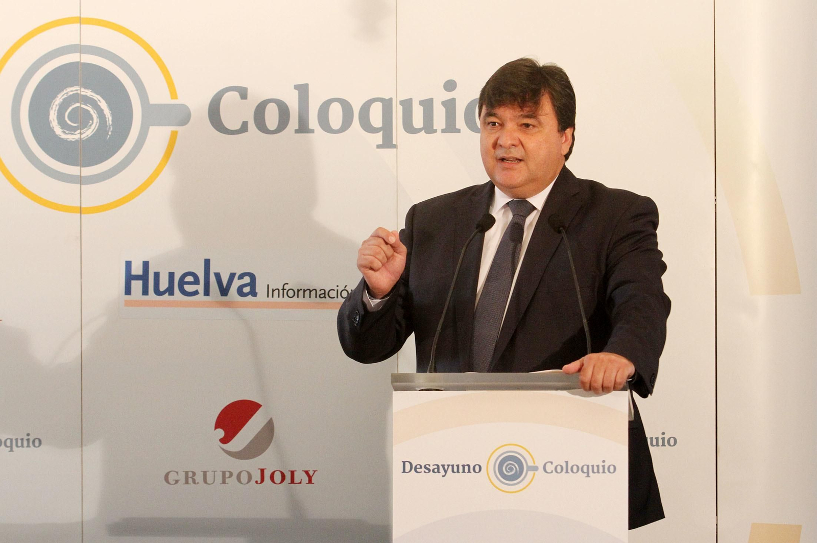 Imágenes de la conferencia y desayuno-coloquio de Gabriel Cruz, alcalde de Huelva