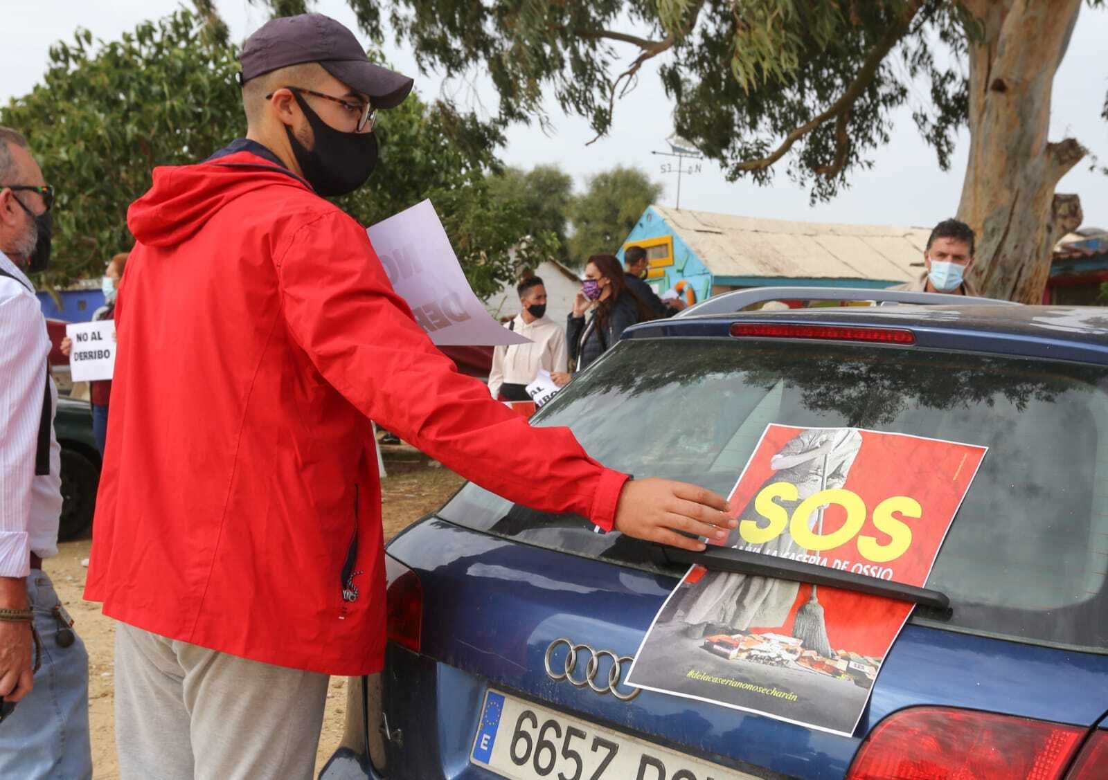 Una de las concentraciones en defensa de las casetas de la playa de La Casería.