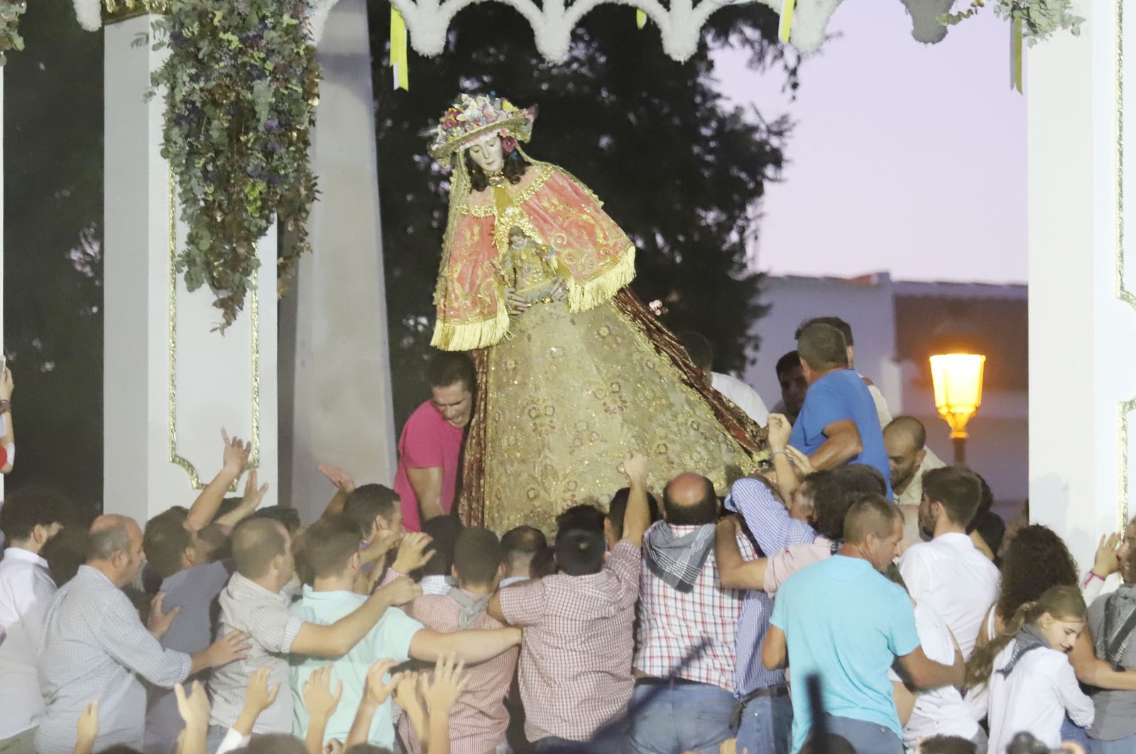 Recuerda las imágenes de la Venida de la Virgen del Rocío a Almonte en 2019