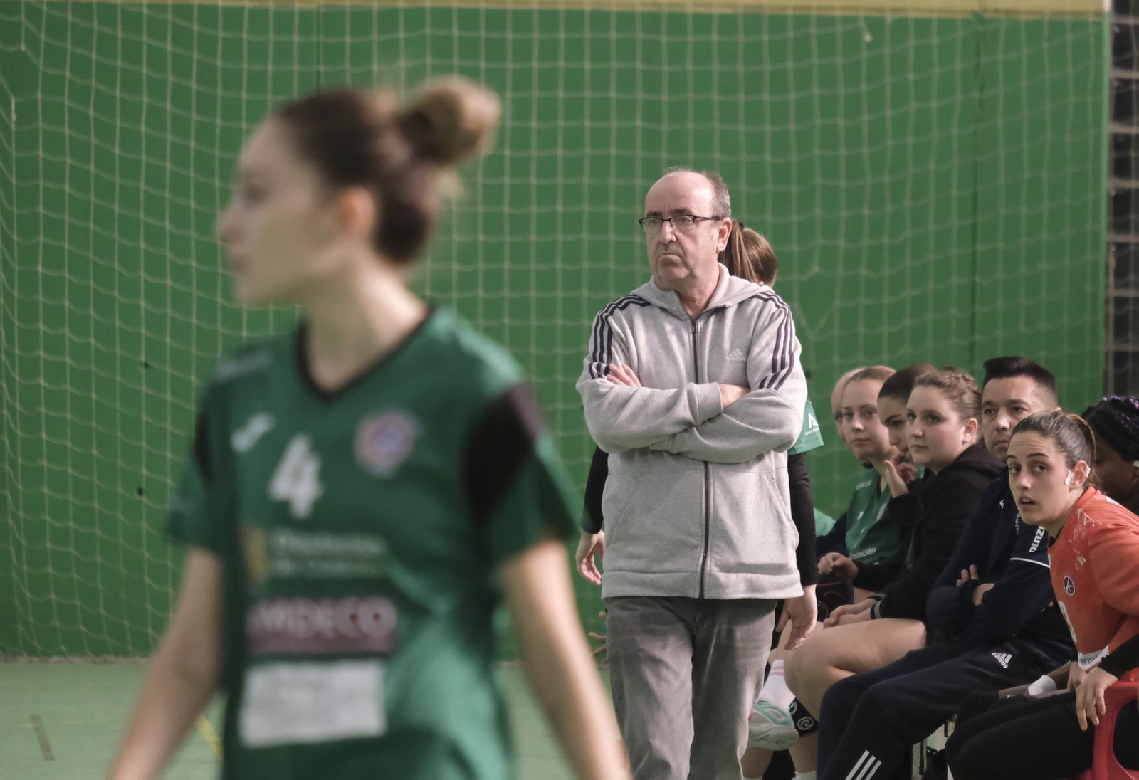 Rafa Moreno sigue atento un partido del Adesal.